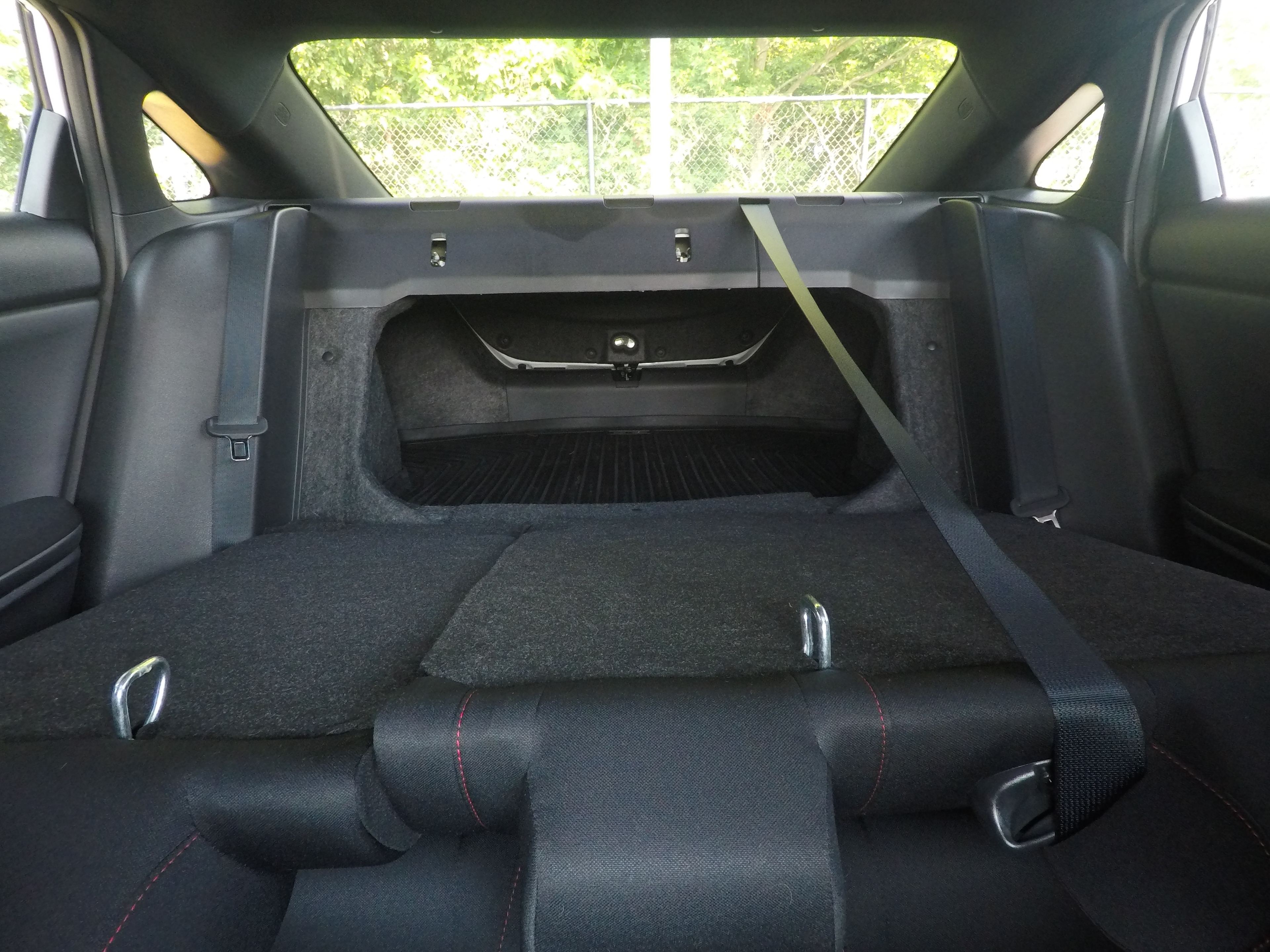 Different second-row seat configurations are shown with rear seats fully upright, a 60/40 split, and full-flat rear seats.