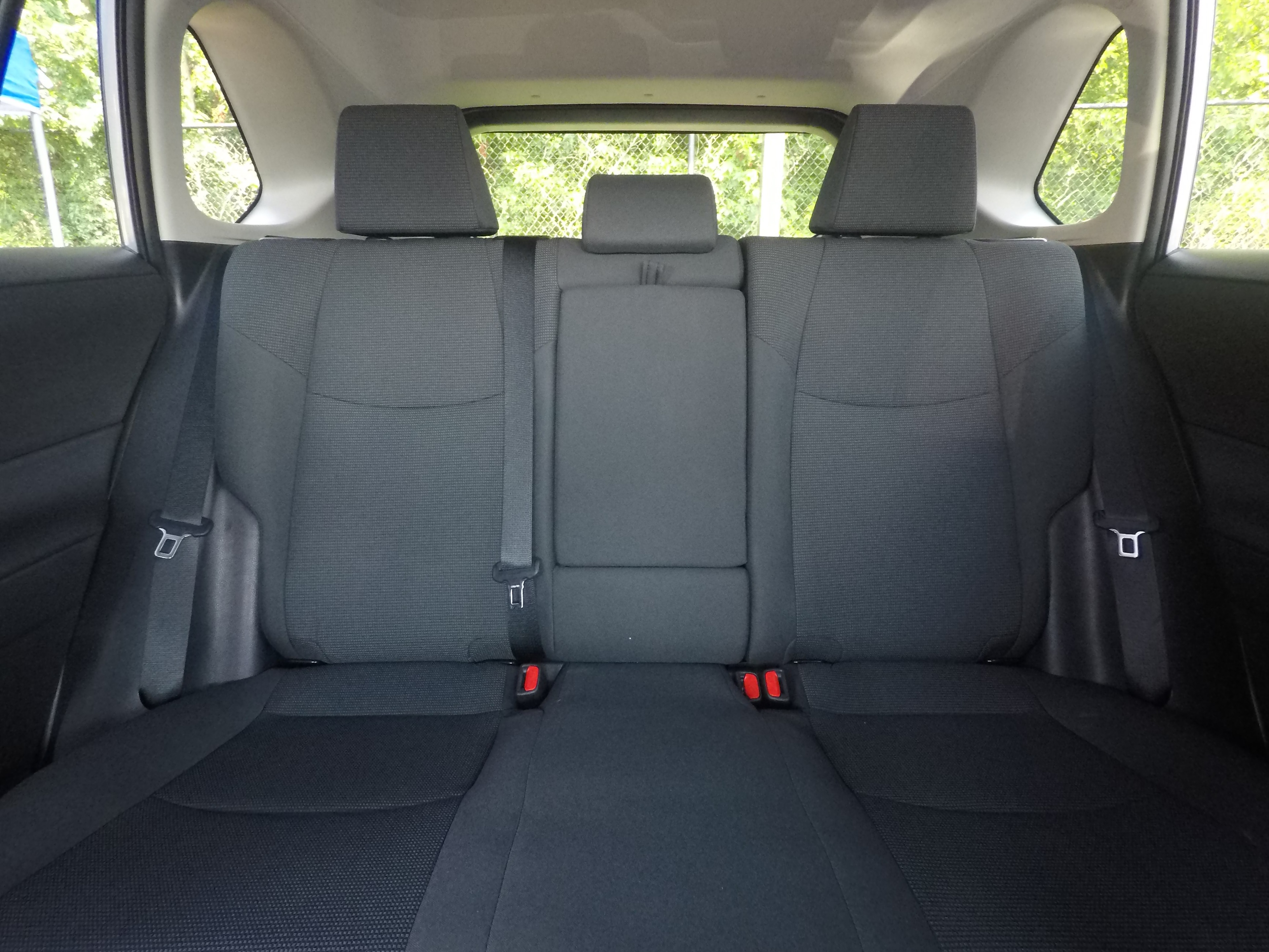 Different second-row seat configurations are shown with rear seats fully upright, a 60/40 split, and full-flat rear seats.