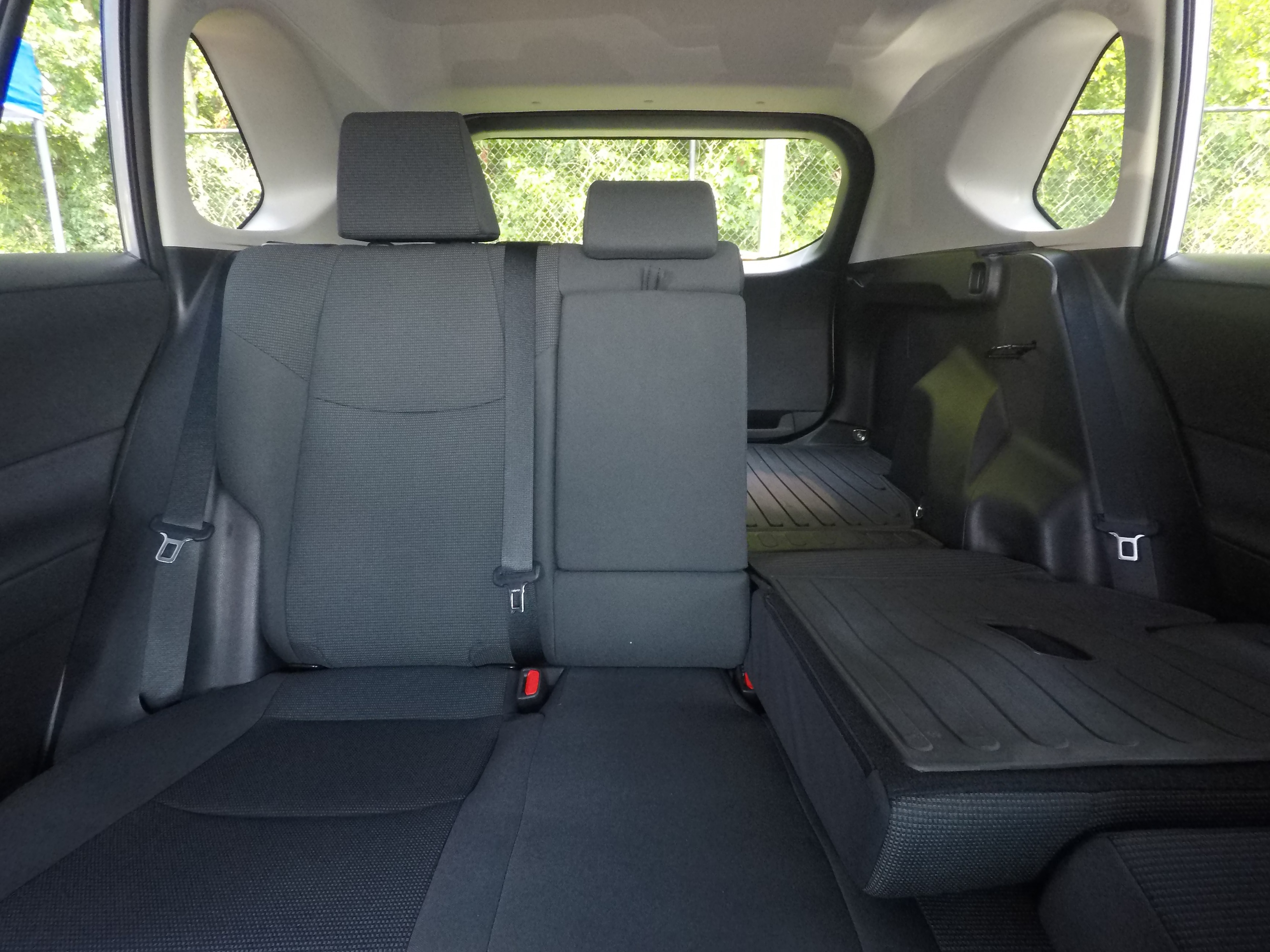 Different second-row seat configurations are shown with rear seats fully upright, a 60/40 split, and full-flat rear seats.