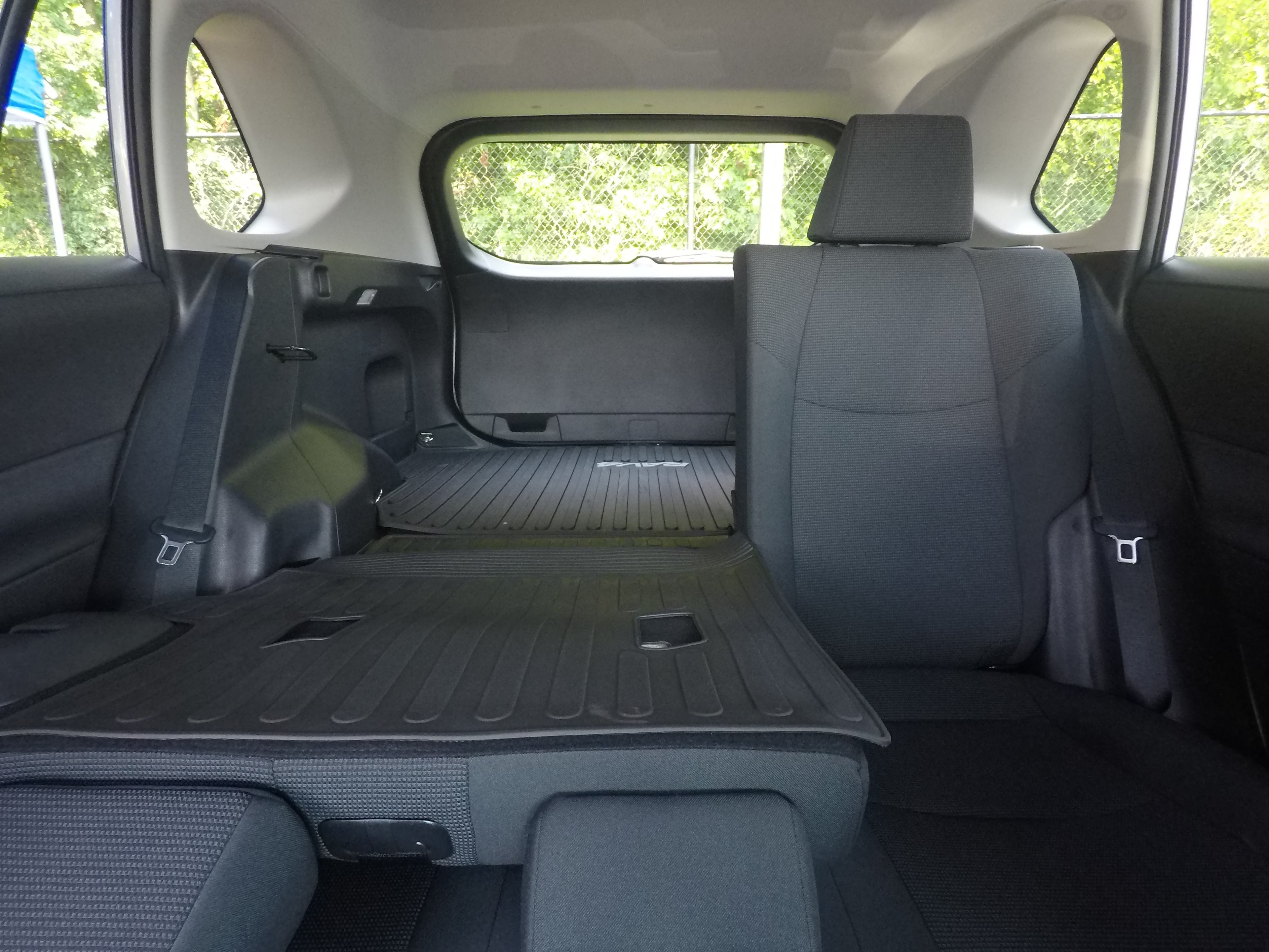 Different second-row seat configurations are shown with rear seats fully upright, a 60/40 split, and full-flat rear seats.