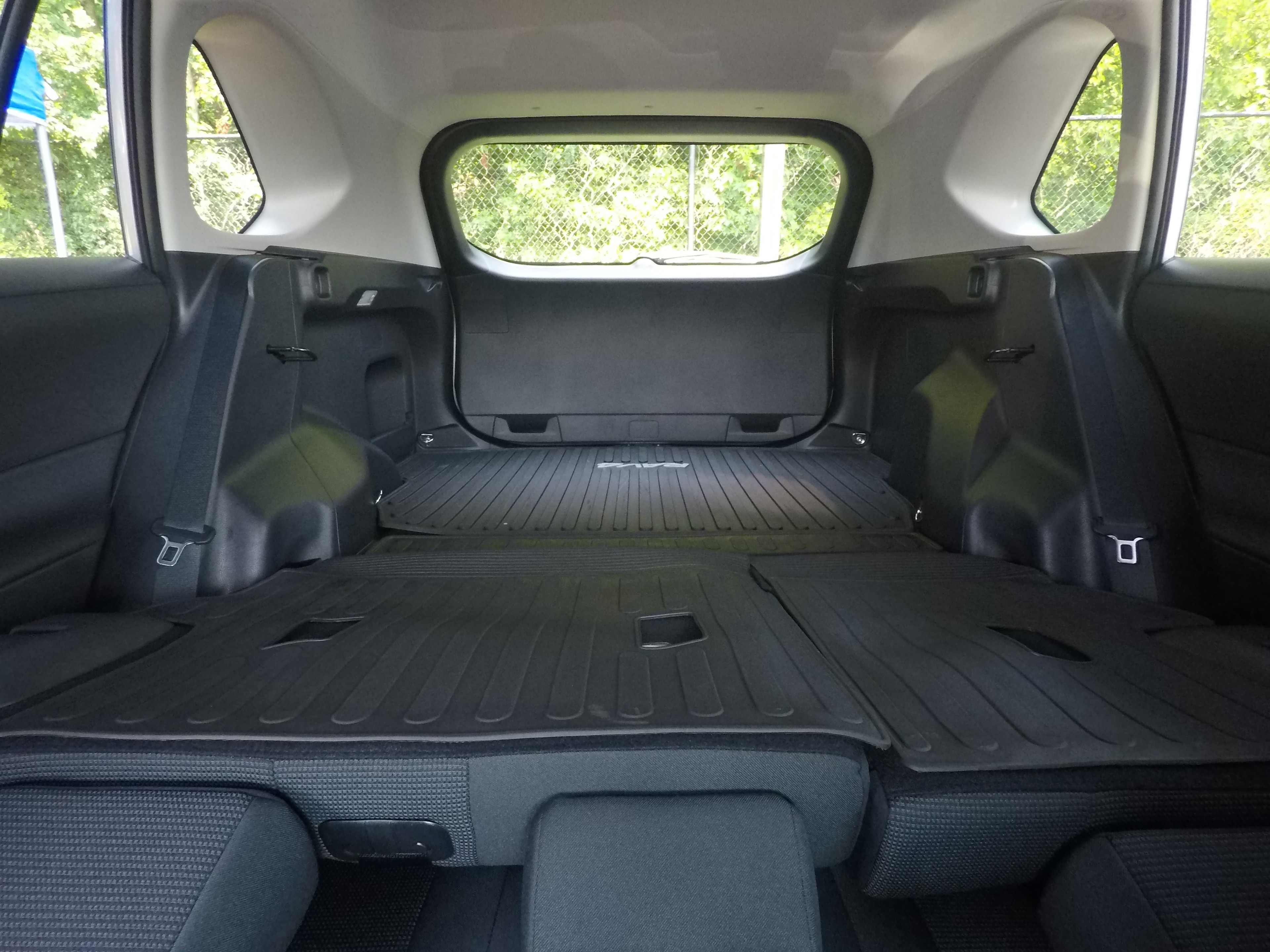 Different second-row seat configurations are shown with rear seats fully upright, a 60/40 split, and full-flat rear seats.