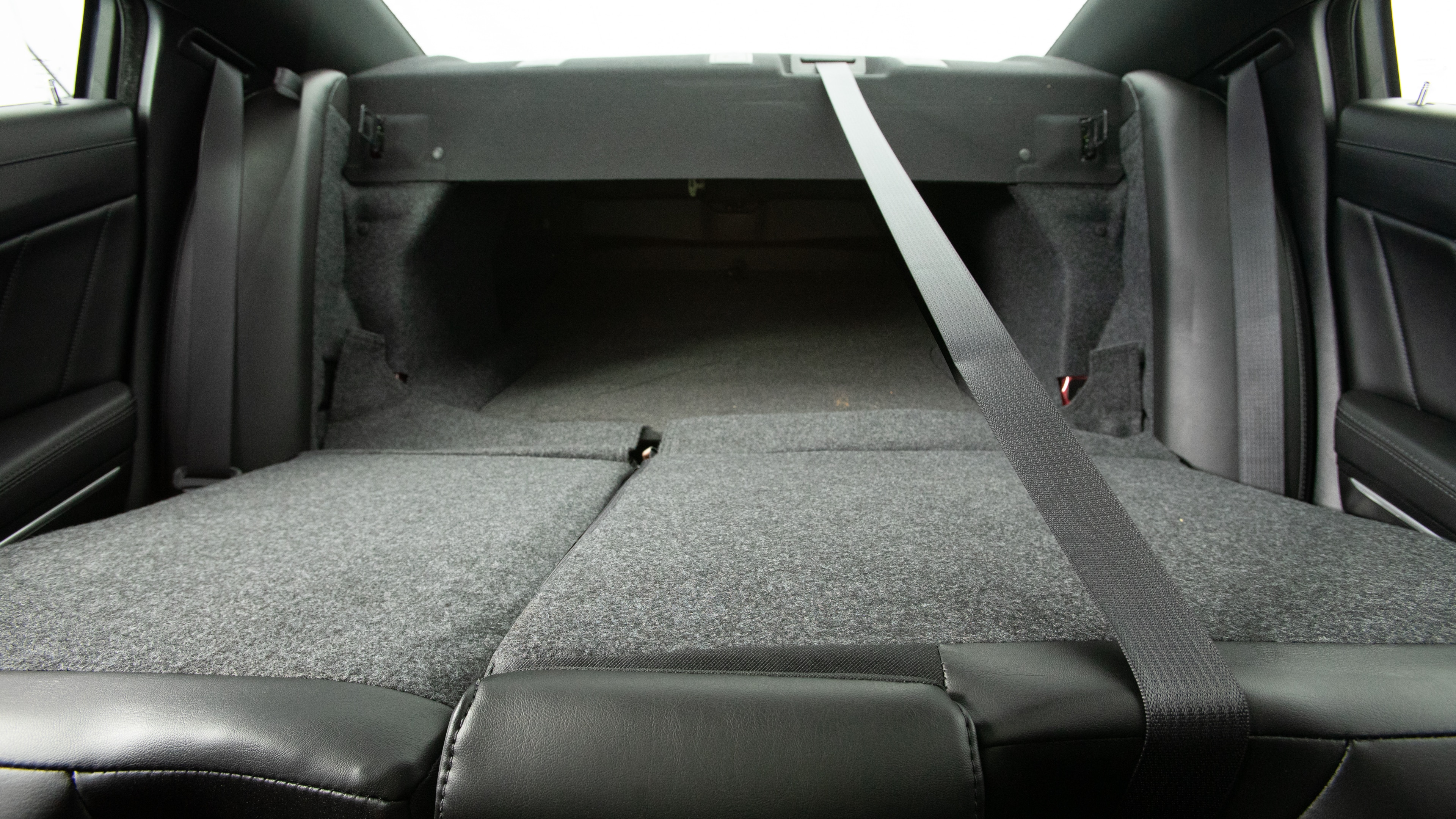 Different second-row seat configurations are shown with rear seats fully upright, a 60/40 split, and full-flat rear seats.