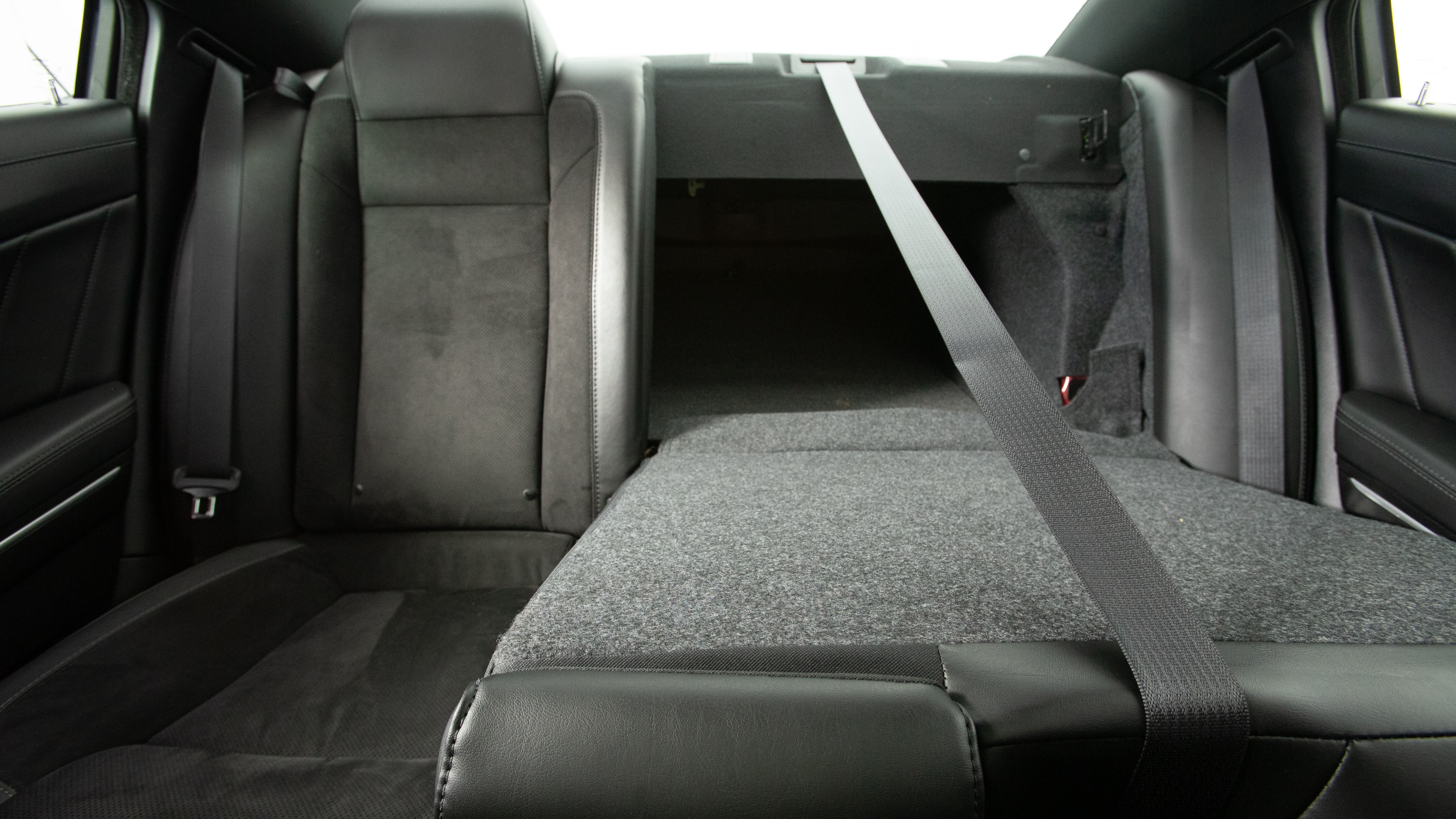 Different second-row seat configurations are shown with rear seats fully upright, a 60/40 split, and full-flat rear seats.