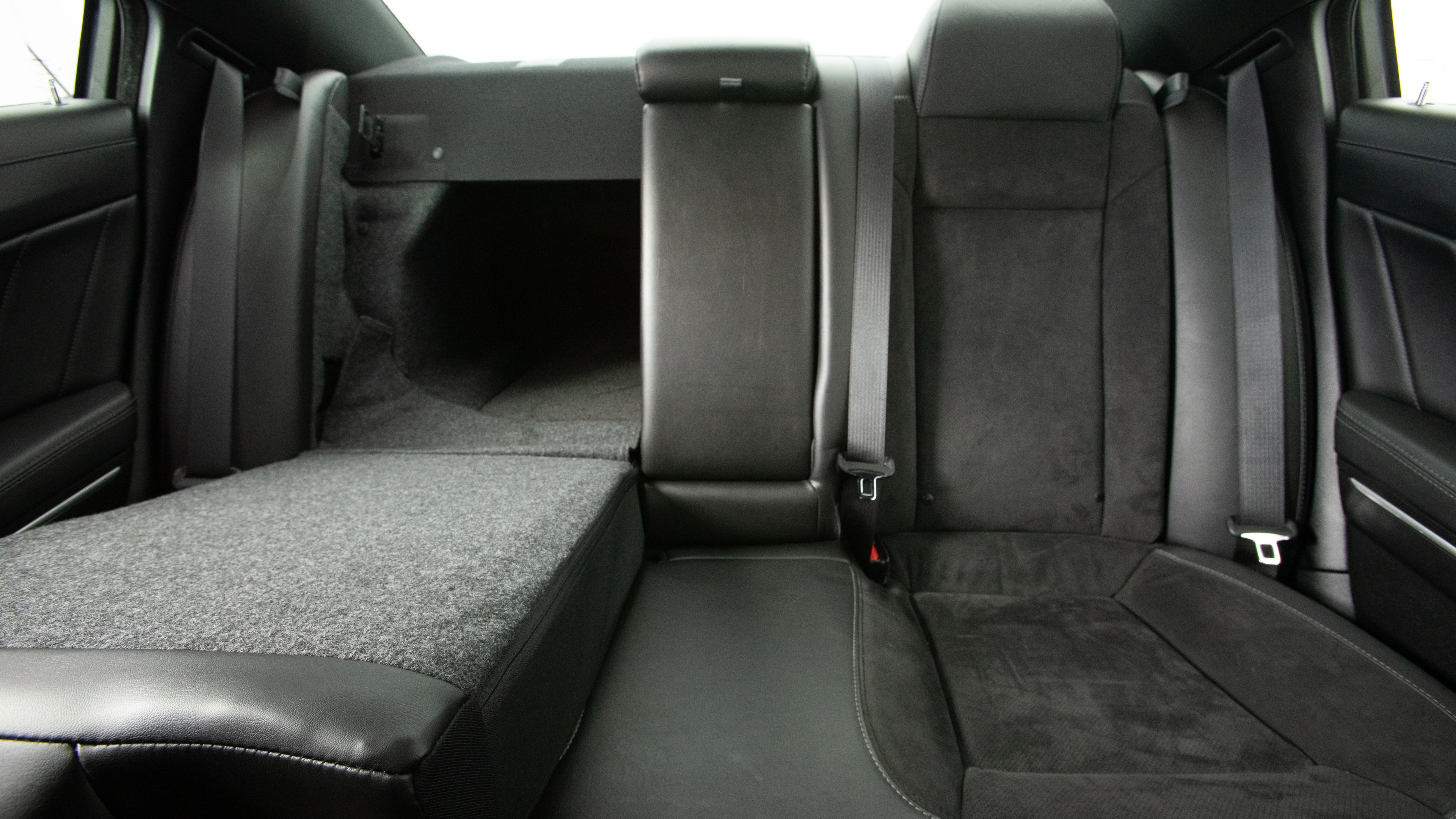 Different second-row seat configurations are shown with rear seats fully upright, a 60/40 split, and full-flat rear seats.