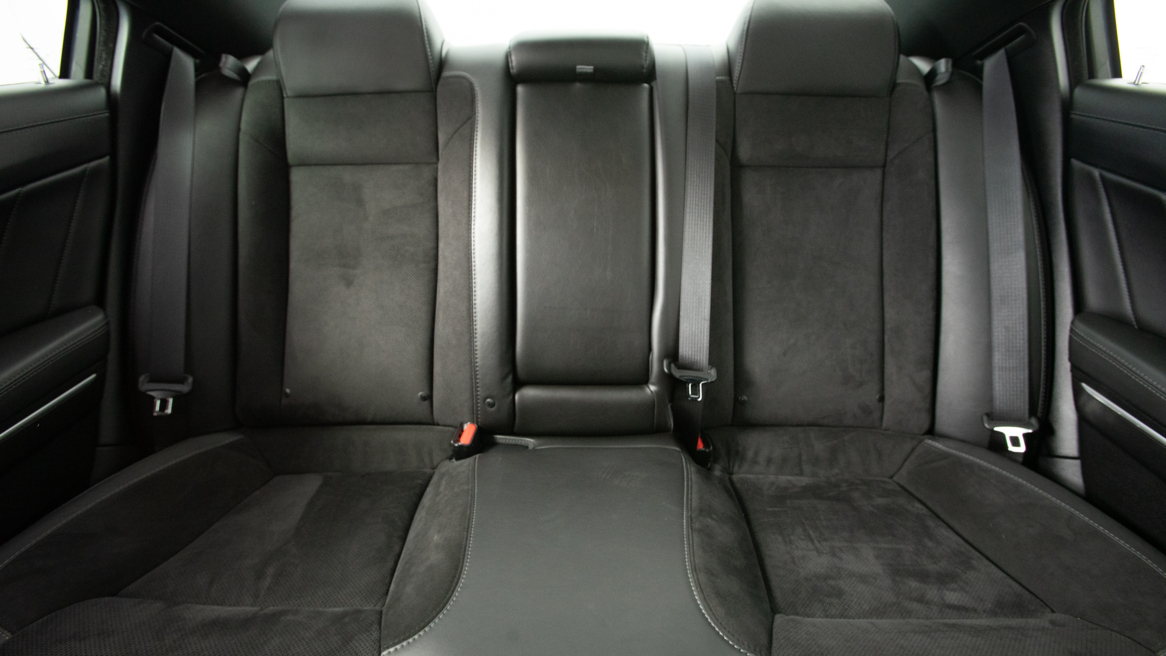 Different second-row seat configurations are shown with rear seats fully upright, a 60/40 split, and full-flat rear seats.