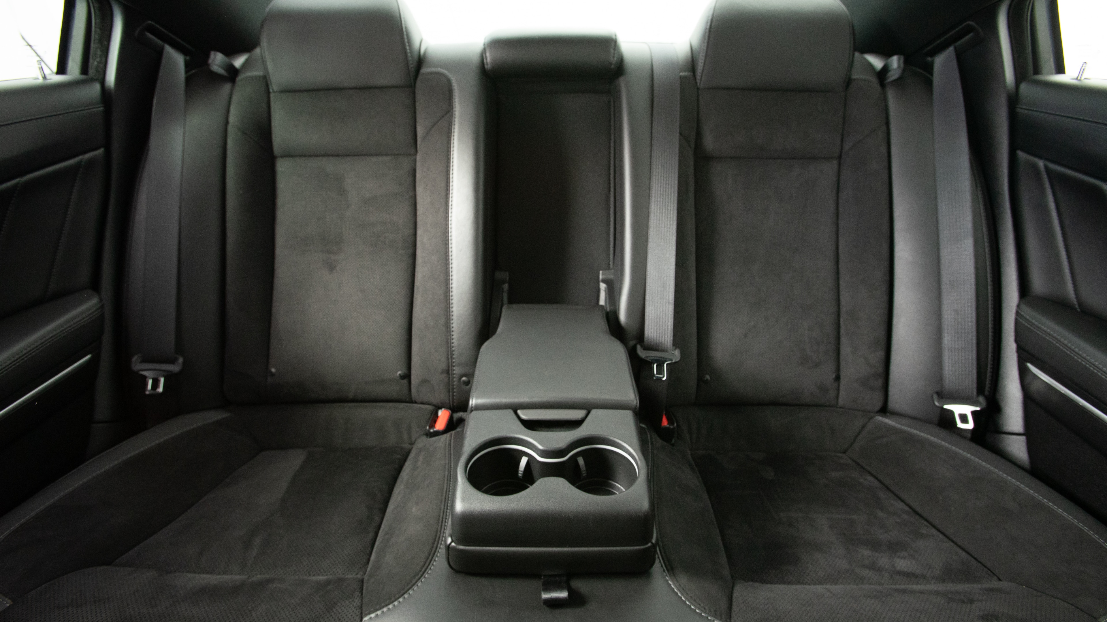 Different second-row seat configurations are shown with rear seats fully upright, a 60/40 split, and full-flat rear seats.