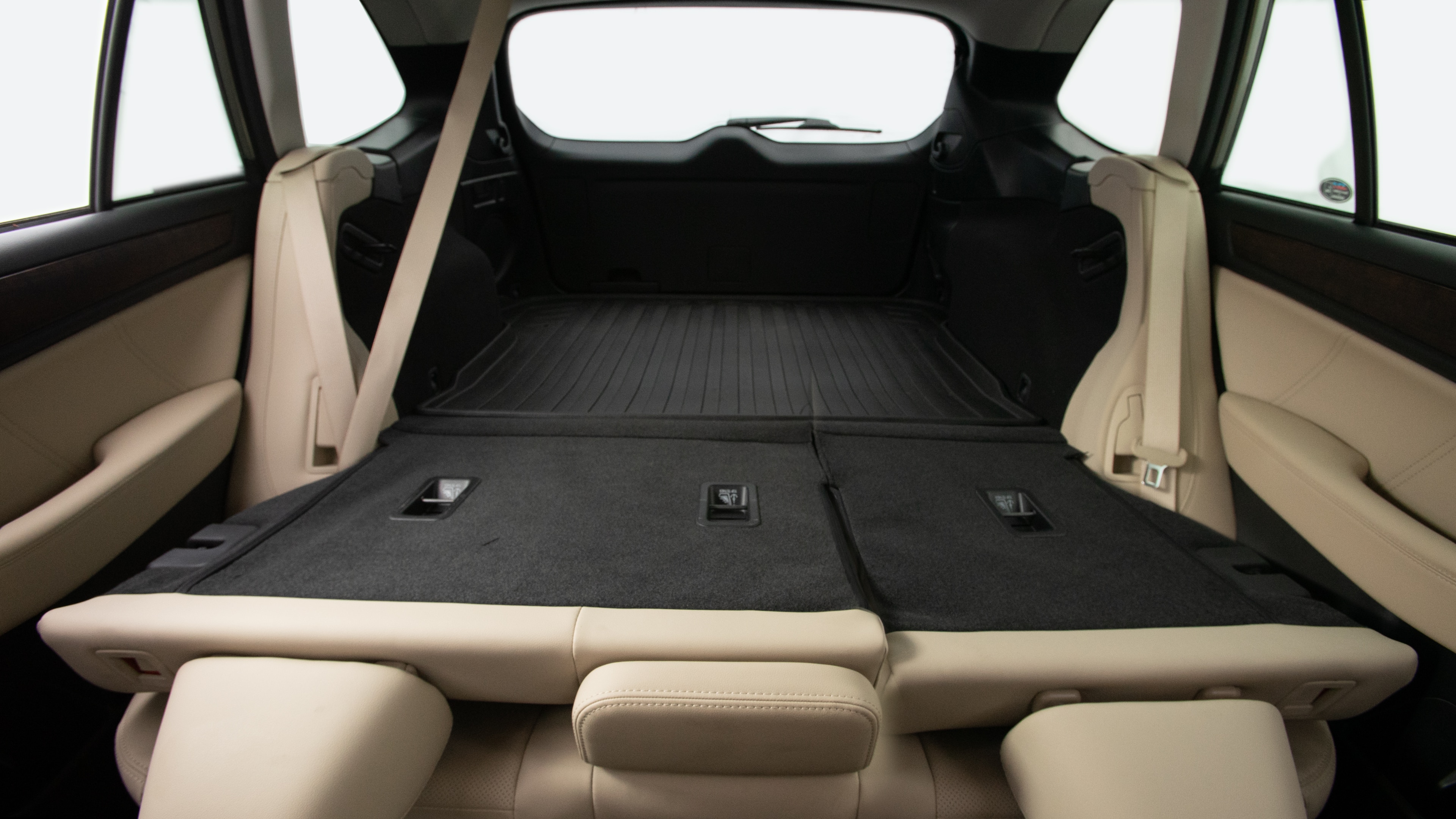 Different second-row seat configurations are shown with rear seats fully upright, a 60/40 split, and full-flat rear seats.
