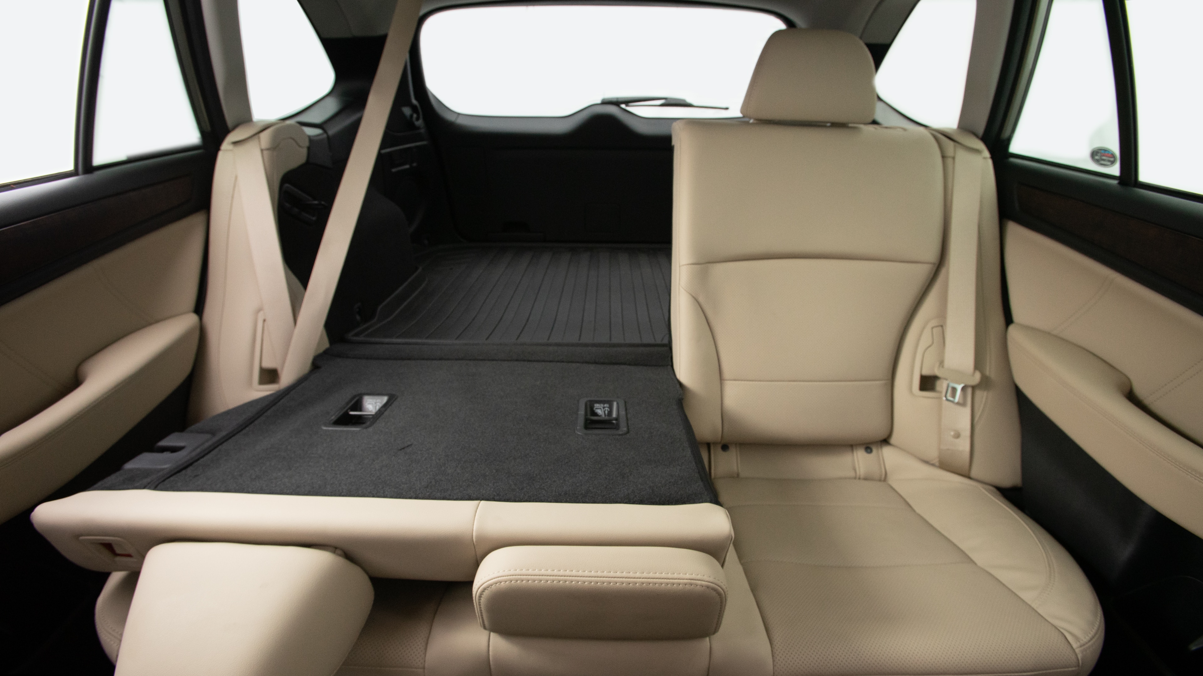 Different second-row seat configurations are shown with rear seats fully upright, a 60/40 split, and full-flat rear seats.