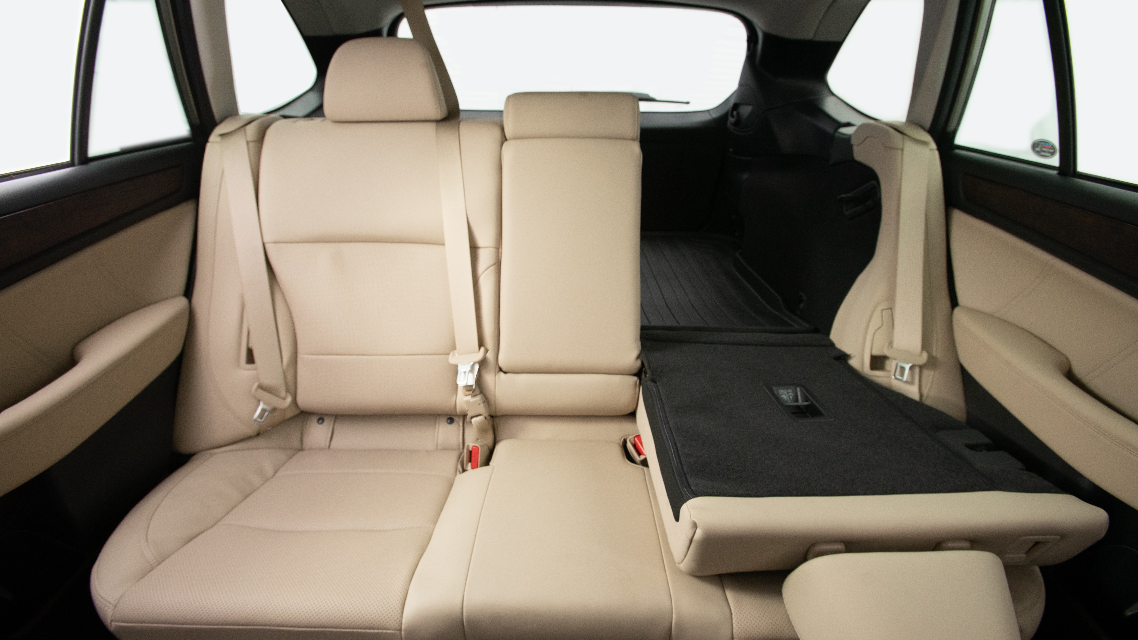 Different second-row seat configurations are shown with rear seats fully upright, a 60/40 split, and full-flat rear seats.