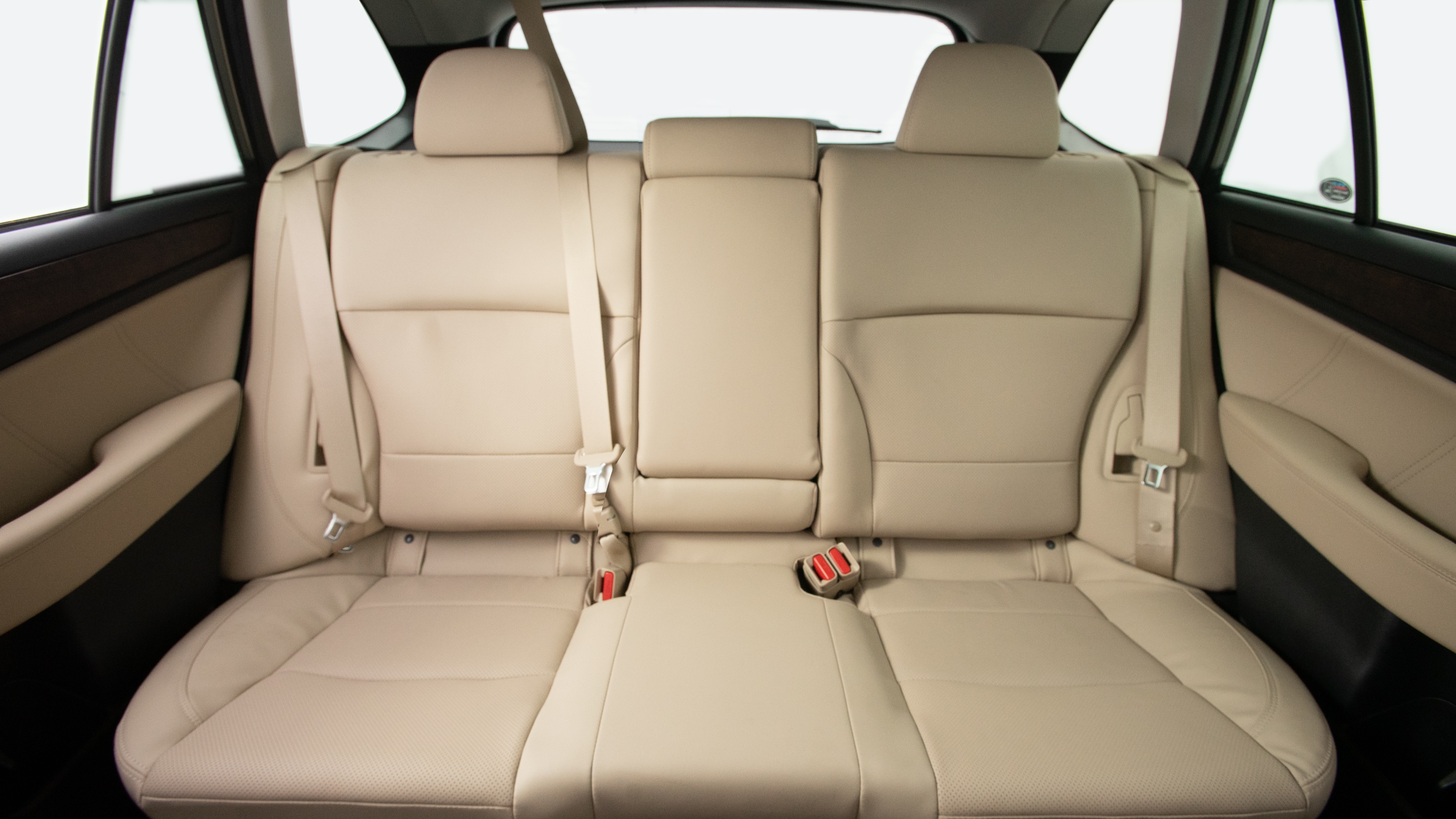 Different second-row seat configurations are shown with rear seats fully upright, a 60/40 split, and full-flat rear seats.