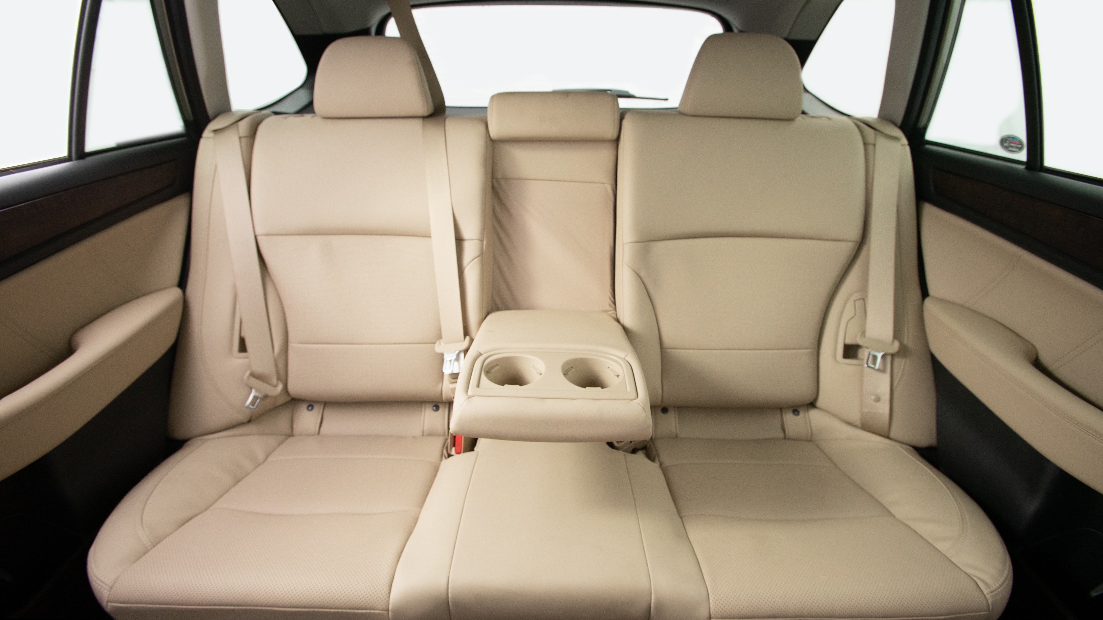 Different second-row seat configurations are shown with rear seats fully upright, a 60/40 split, and full-flat rear seats.