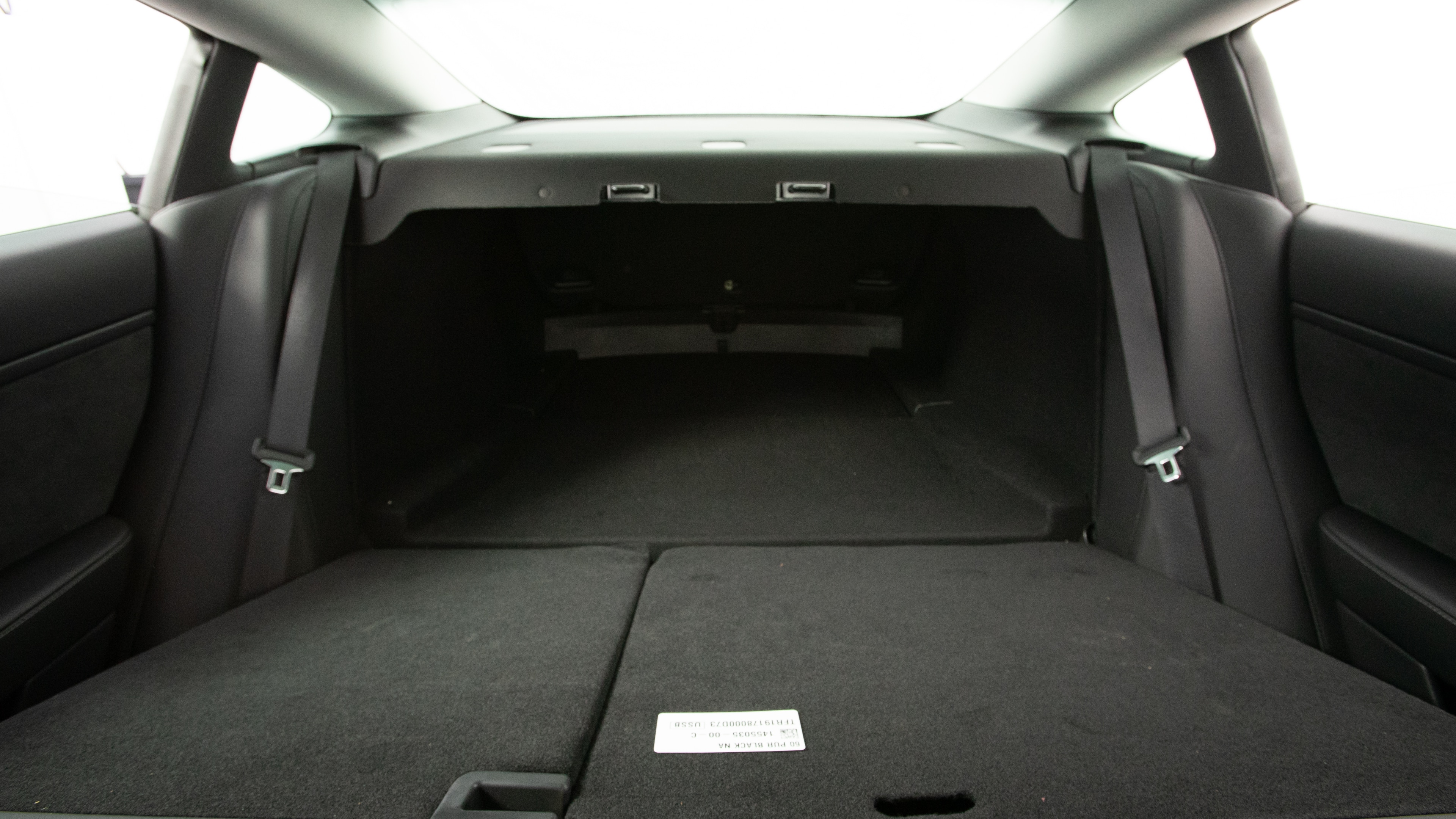 Different second-row seat configurations are shown with rear seats fully upright, a 60/40 split, and full-flat rear seats.