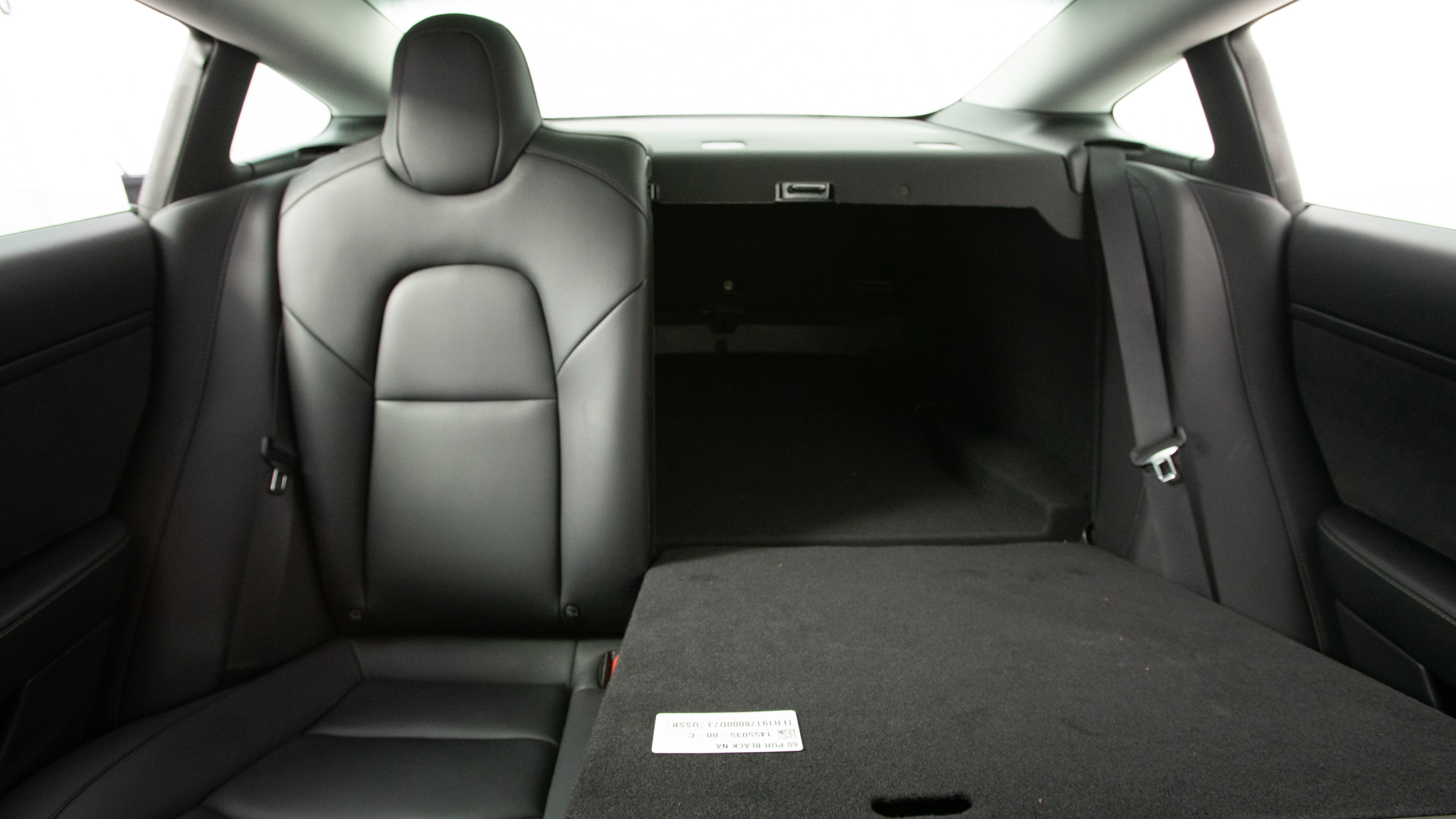 Different second-row seat configurations are shown with rear seats fully upright, a 60/40 split, and full-flat rear seats.