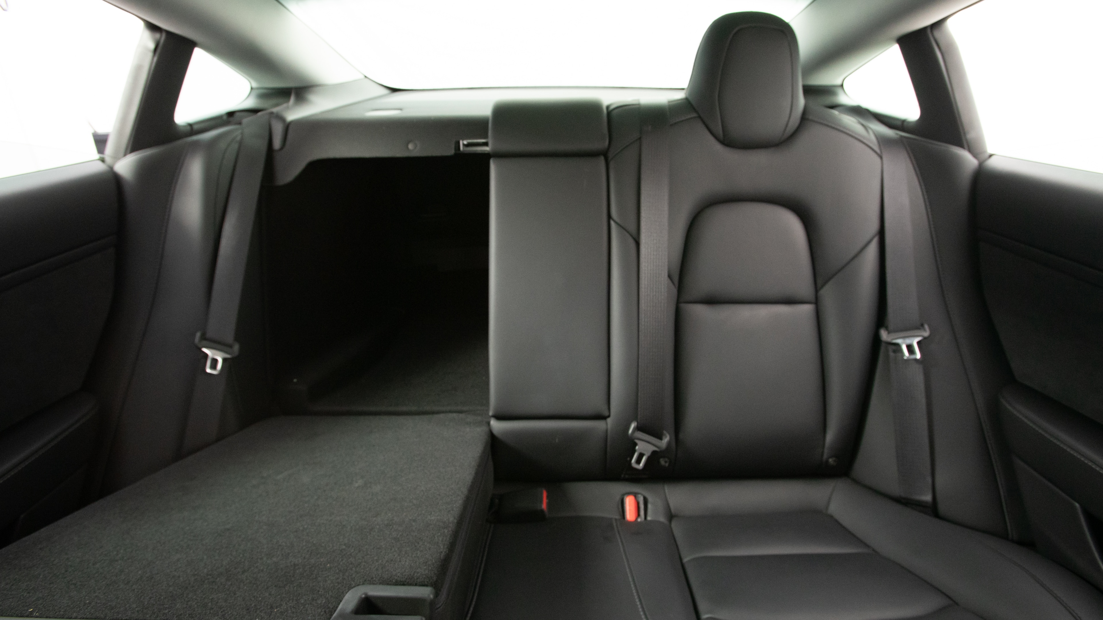 Different second-row seat configurations are shown with rear seats fully upright, a 60/40 split, and full-flat rear seats.