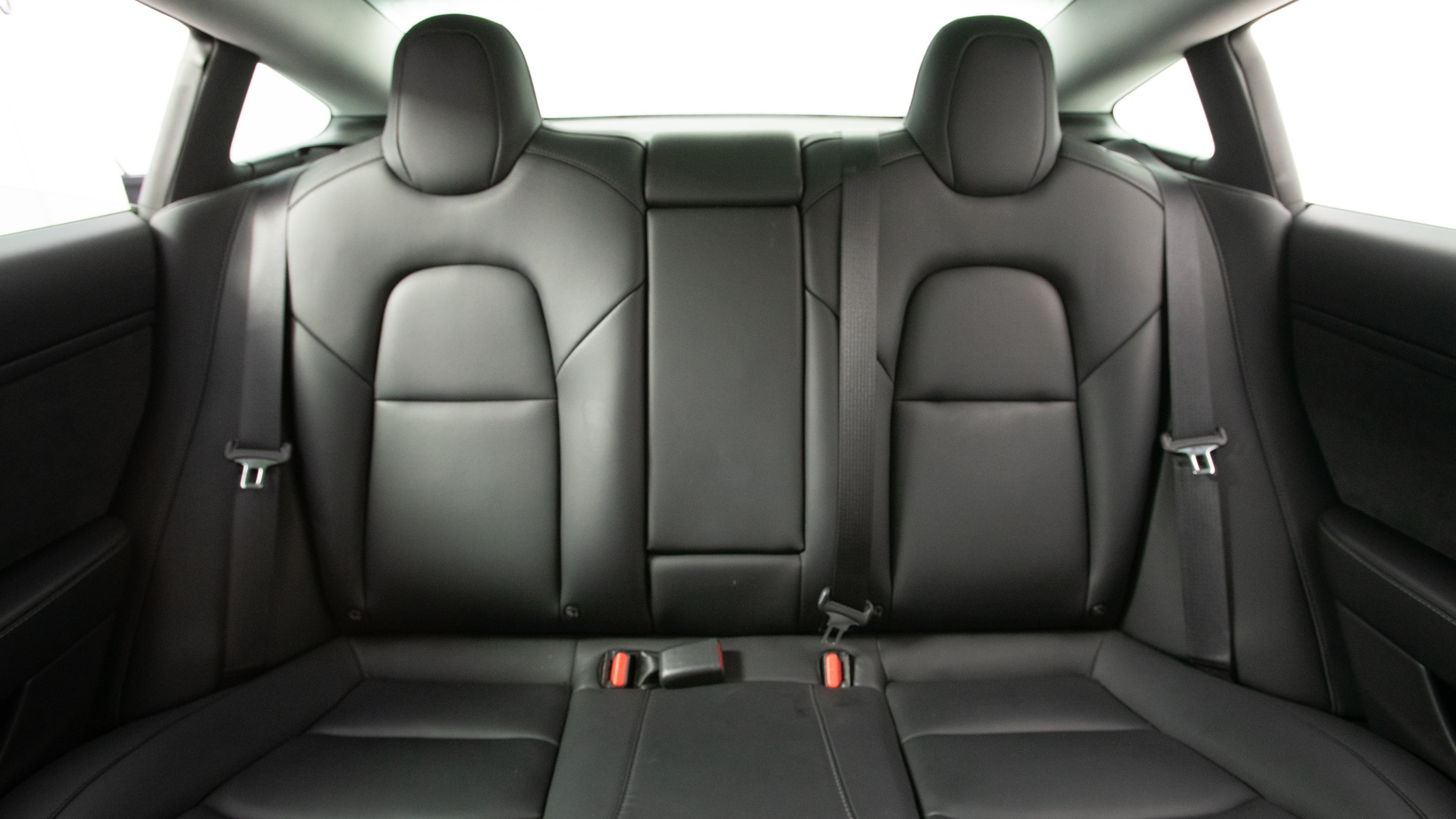 Different second-row seat configurations are shown with rear seats fully upright, a 60/40 split, and full-flat rear seats.