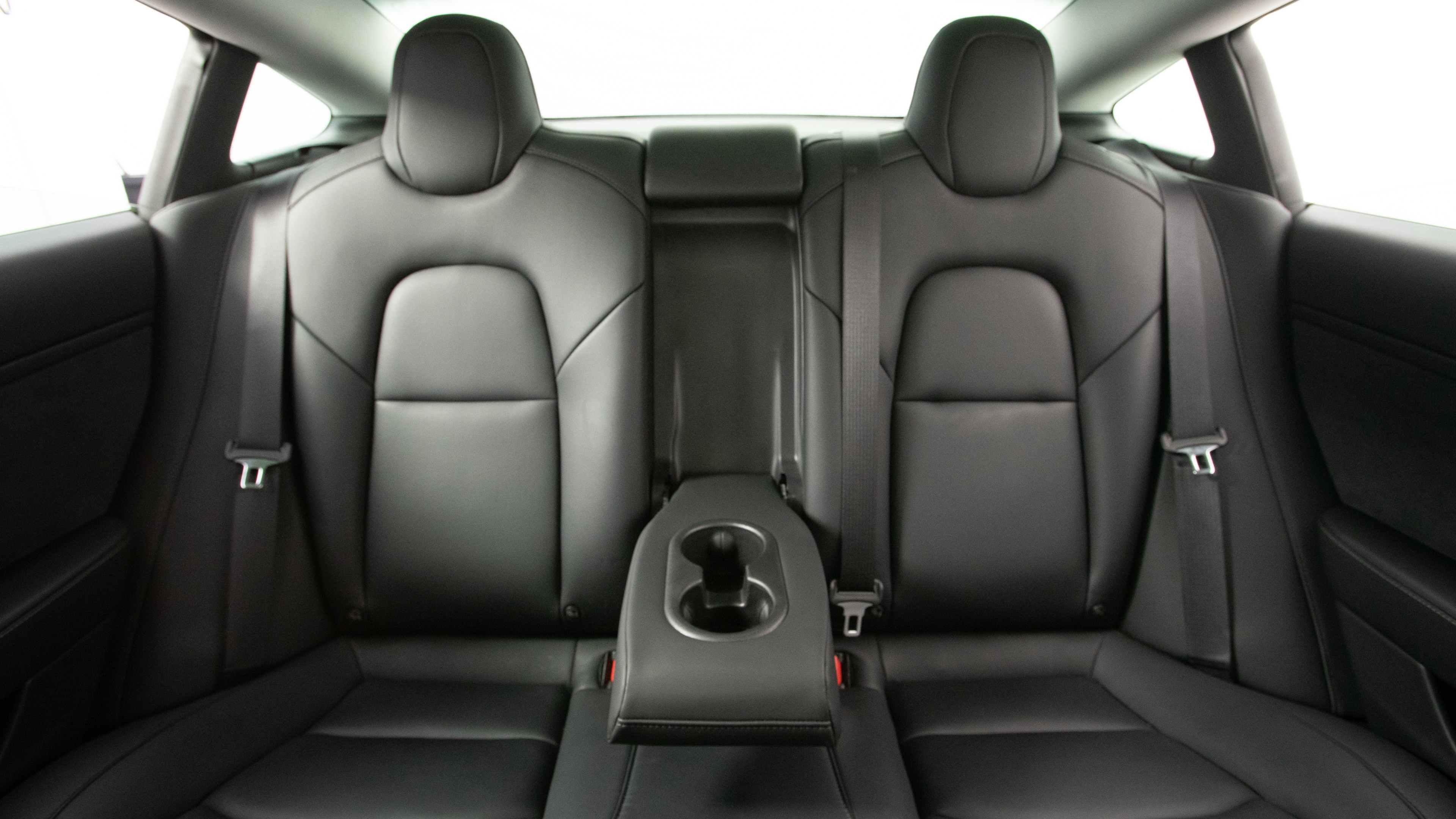 Different second-row seat configurations are shown with rear seats fully upright, a 60/40 split, and full-flat rear seats.