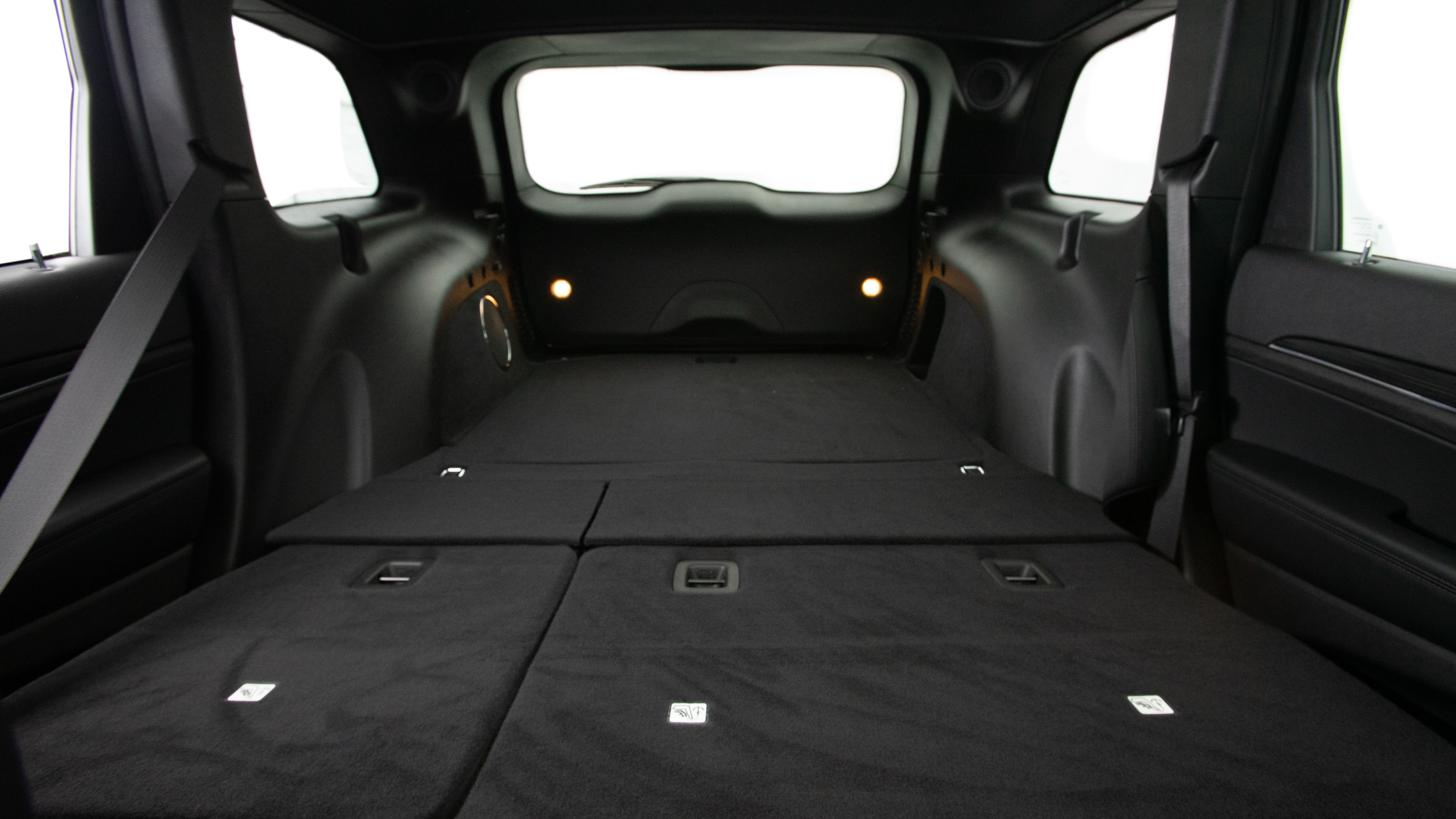 Different second-row seat configurations are shown with rear seats fully upright, a 60/40 split, and full-flat rear seats.
