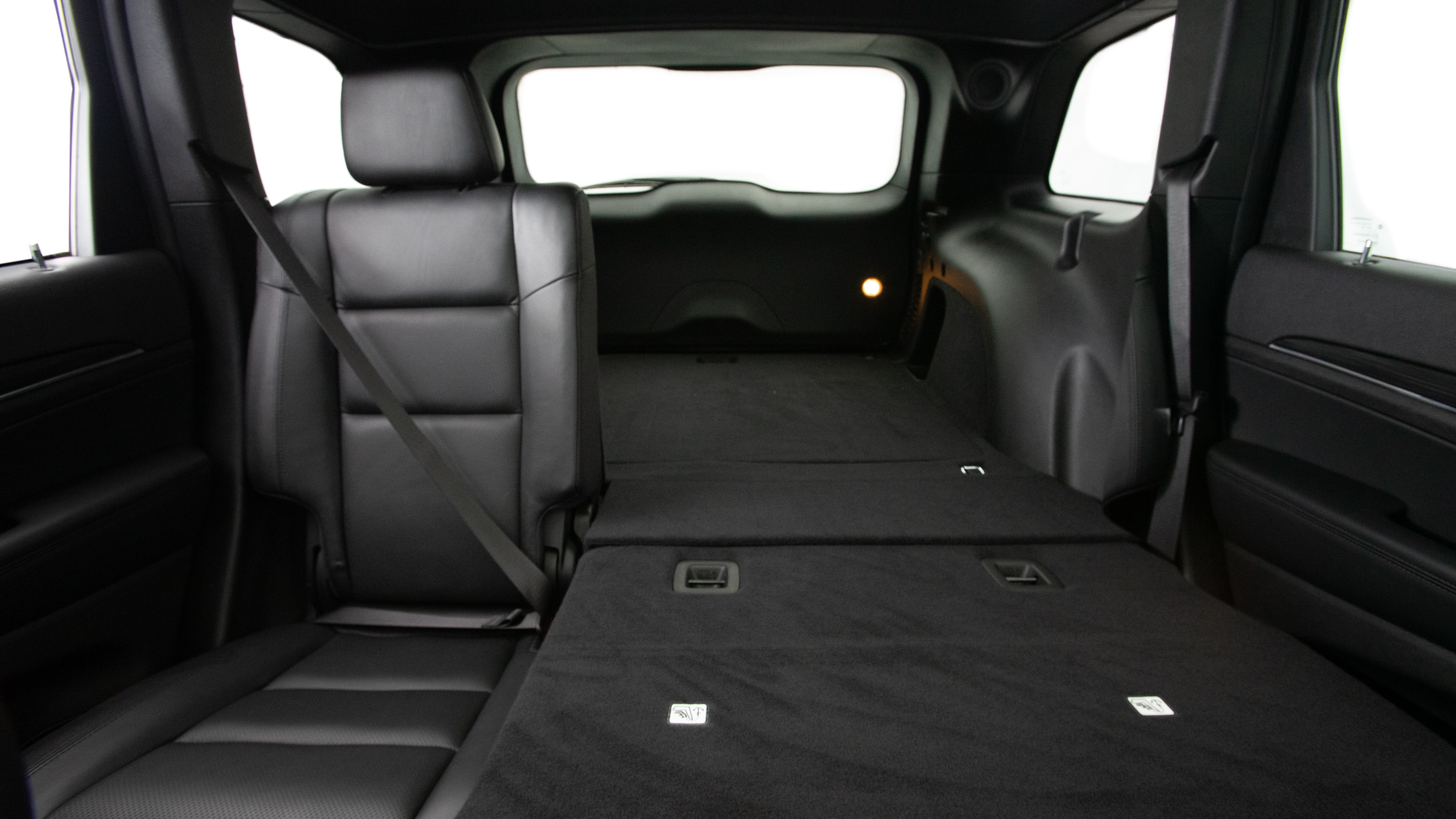 Different second-row seat configurations are shown with rear seats fully upright, a 60/40 split, and full-flat rear seats.
