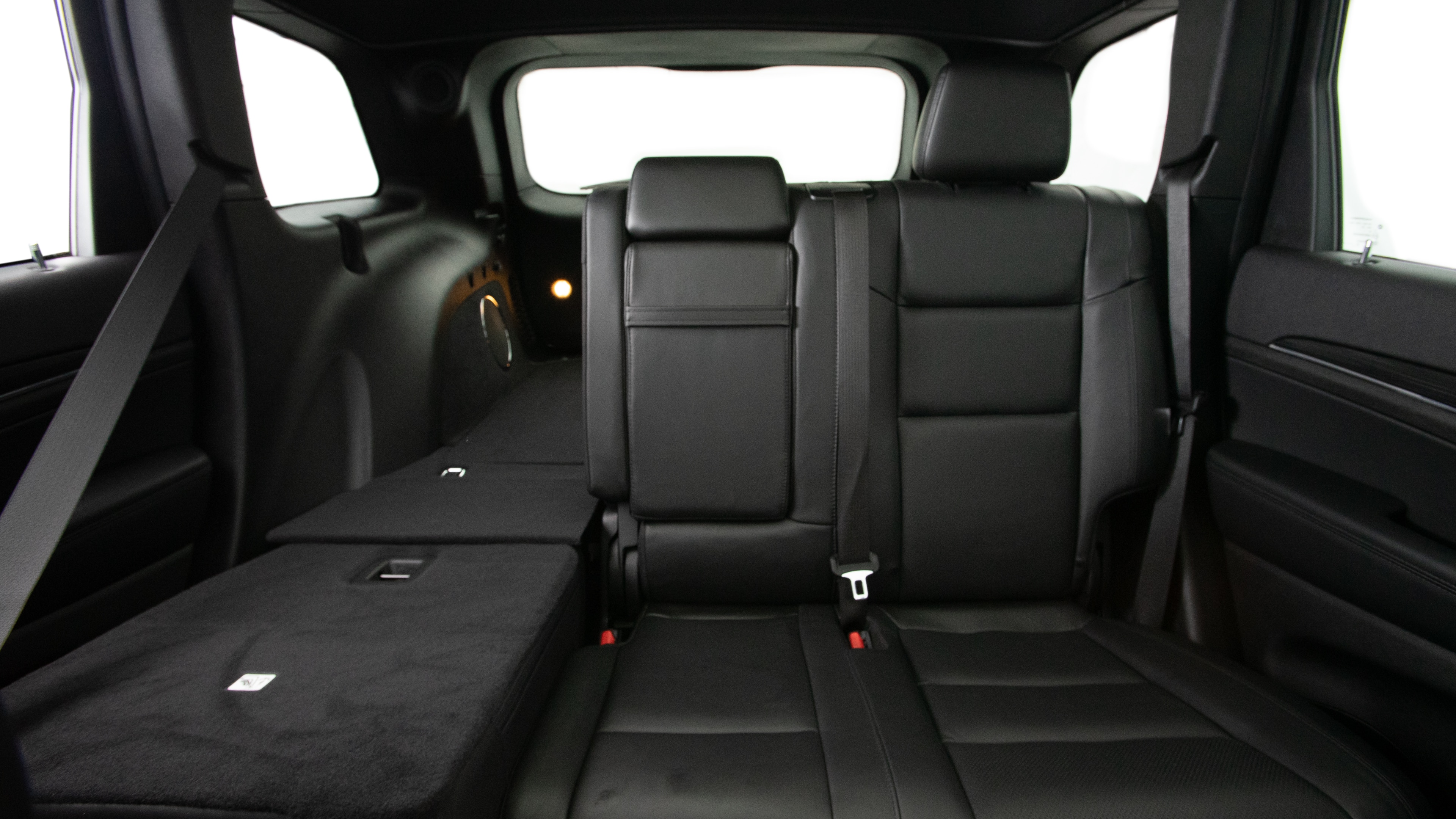 Different second-row seat configurations are shown with rear seats fully upright, a 60/40 split, and full-flat rear seats.