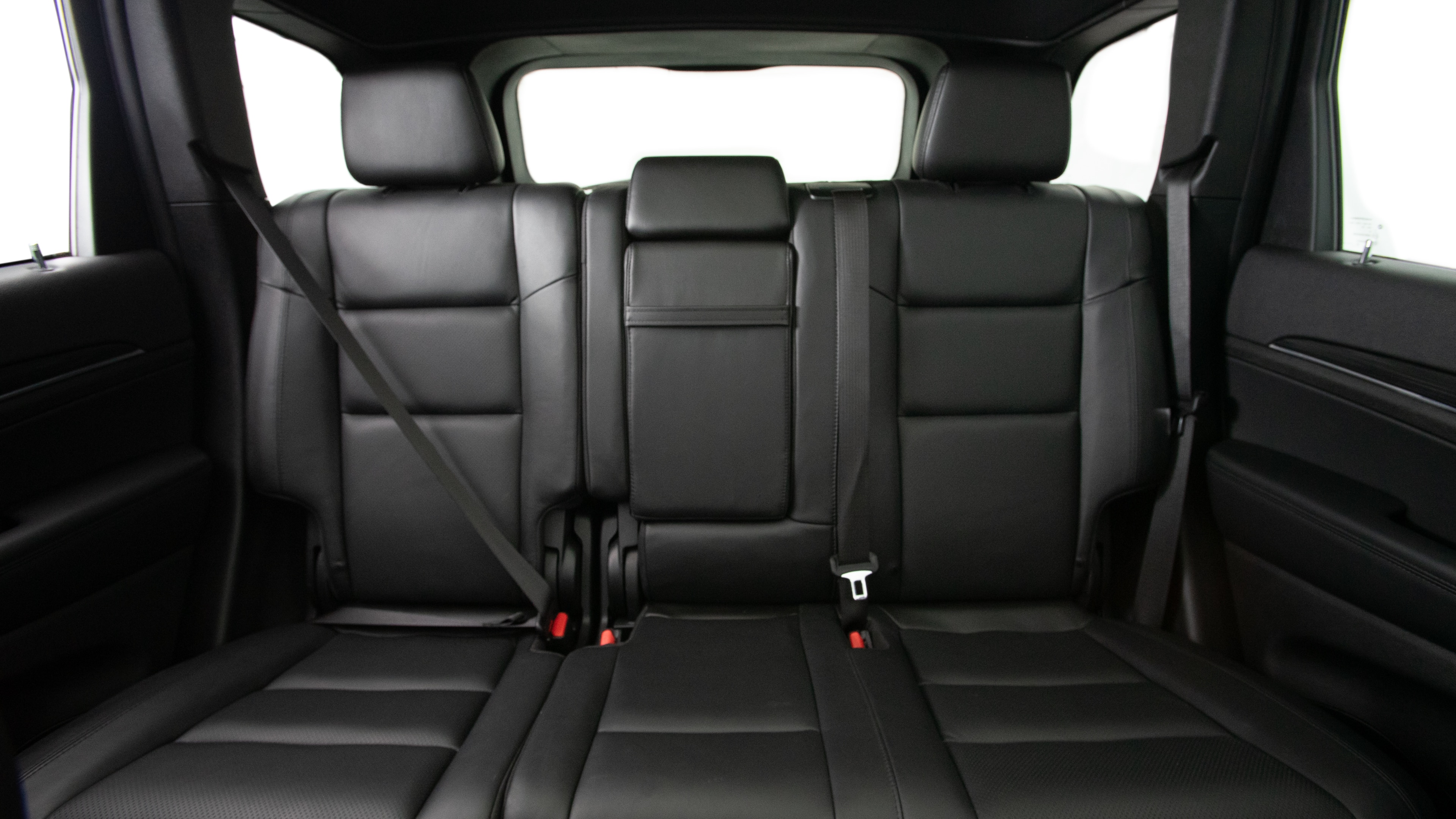 Different second-row seat configurations are shown with rear seats fully upright, a 60/40 split, and full-flat rear seats.