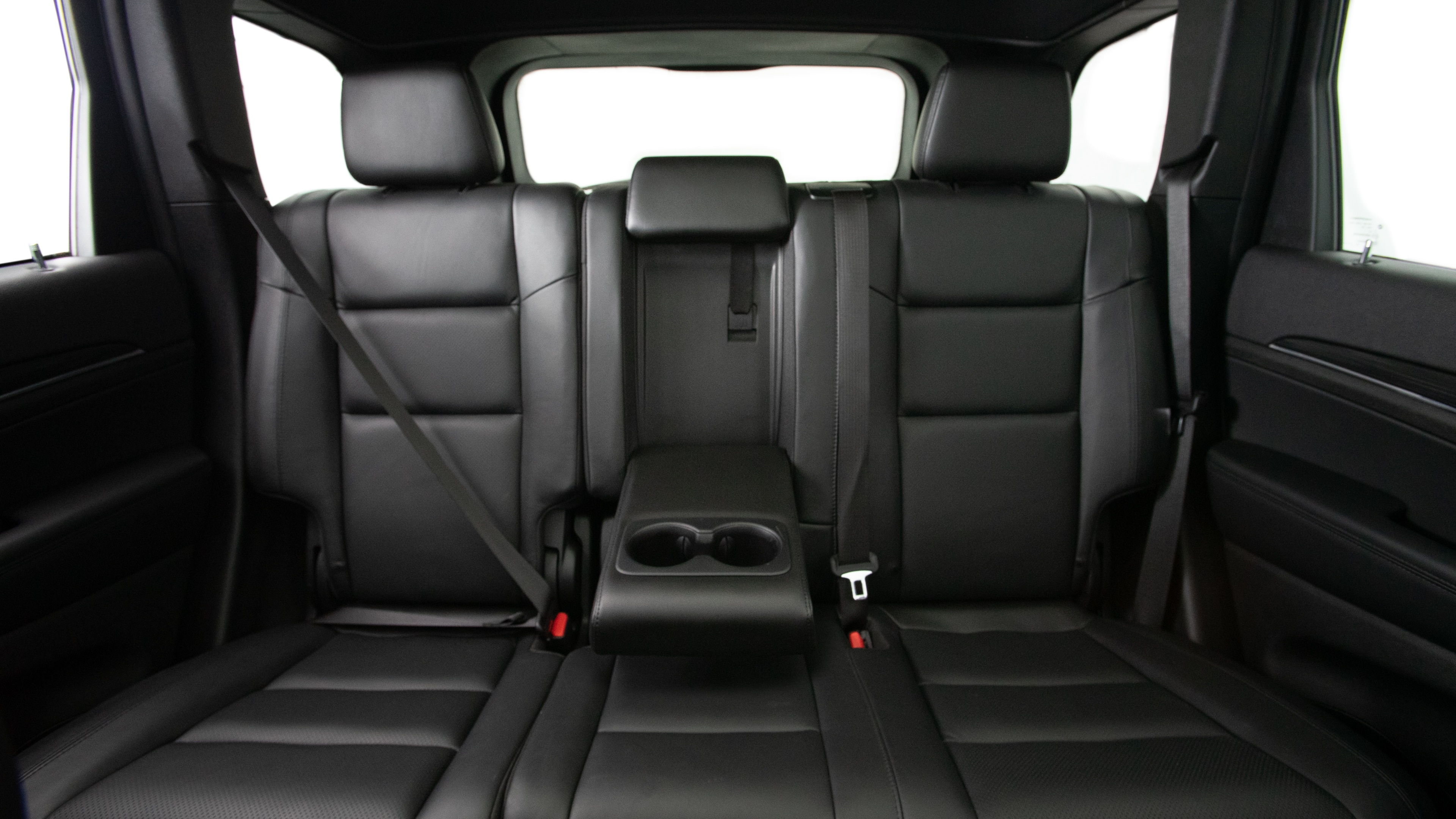 Different second-row seat configurations are shown with rear seats fully upright, a 60/40 split, and full-flat rear seats.