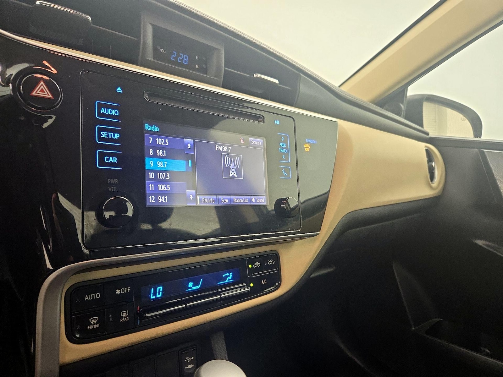 2019 Toyota Corolla LE - Photo 16