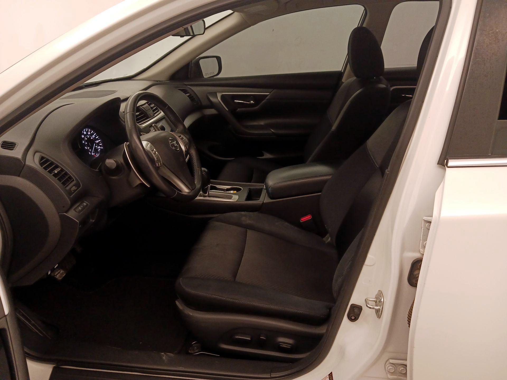 Thumbnail: 2017 Nissan Altima - 11