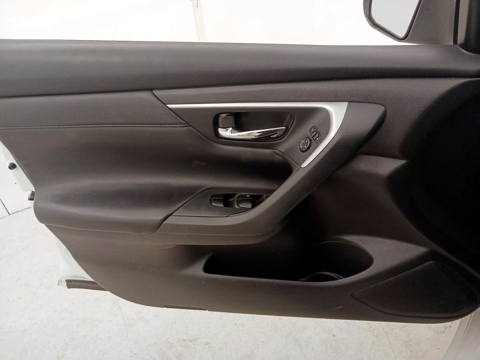 Thumbnail: 2017 Nissan Altima - 12