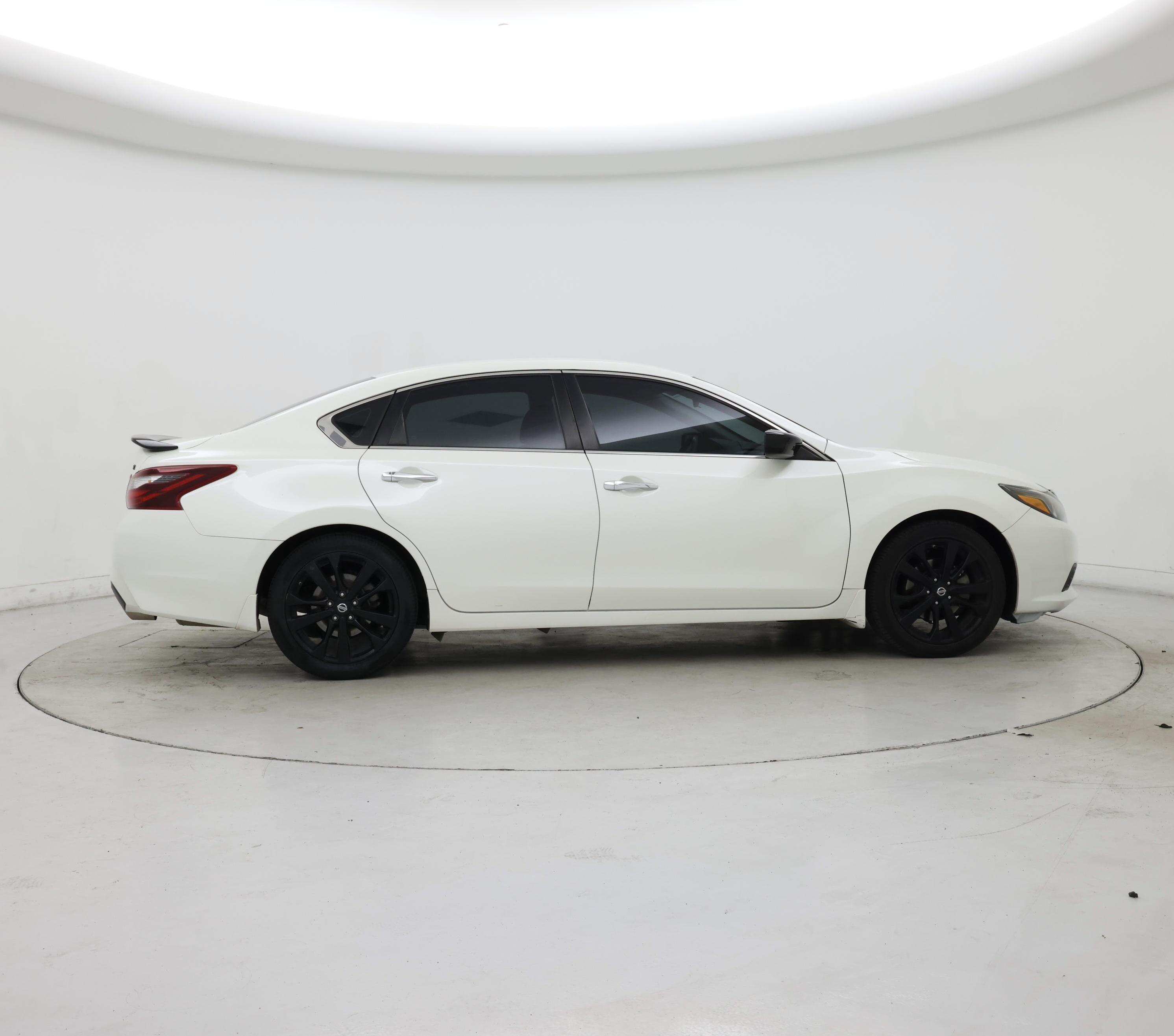 Thumbnail: 2017 Nissan Altima - 7