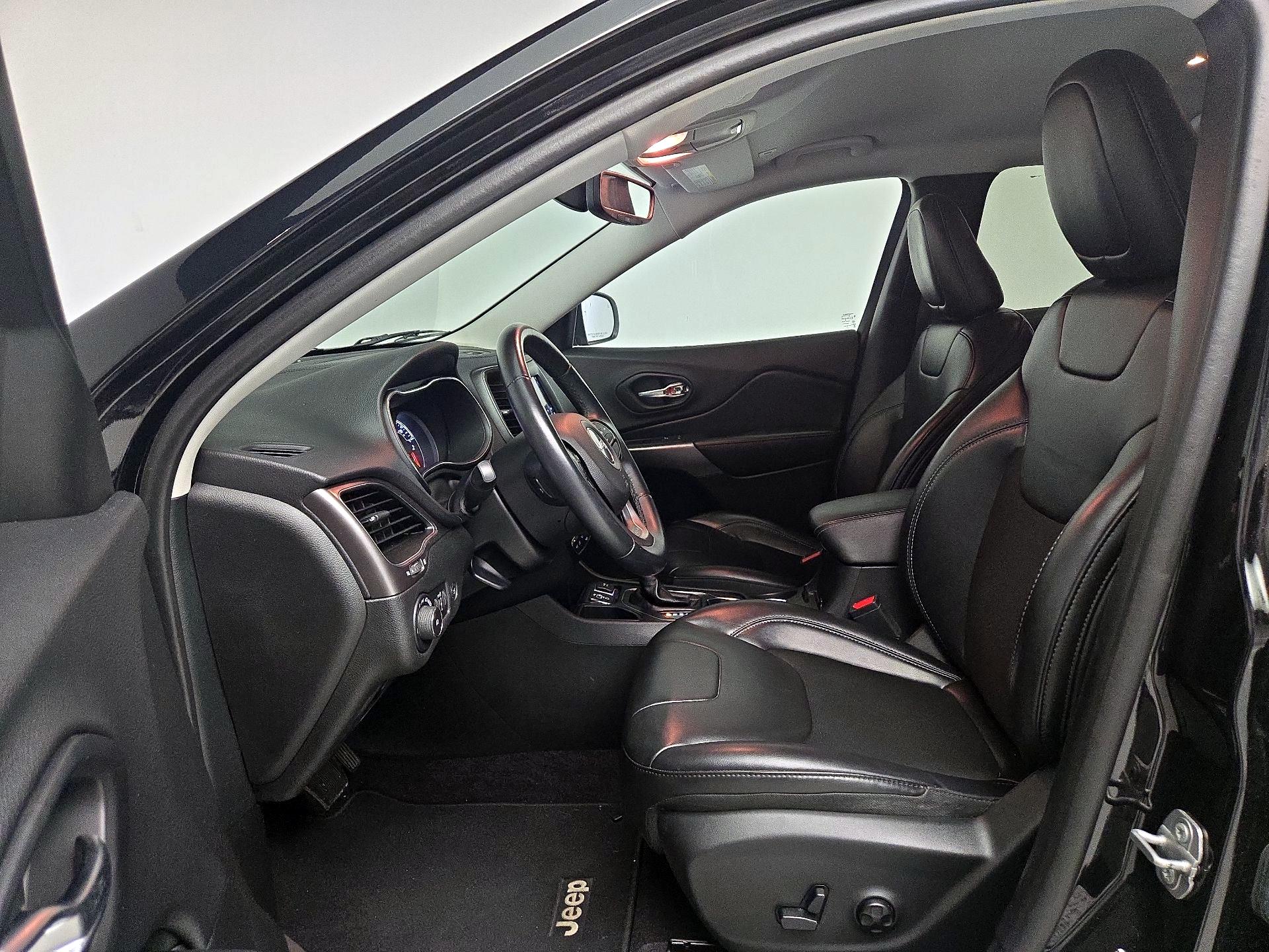 Thumbnail: 2019 Jeep Cherokee - 11