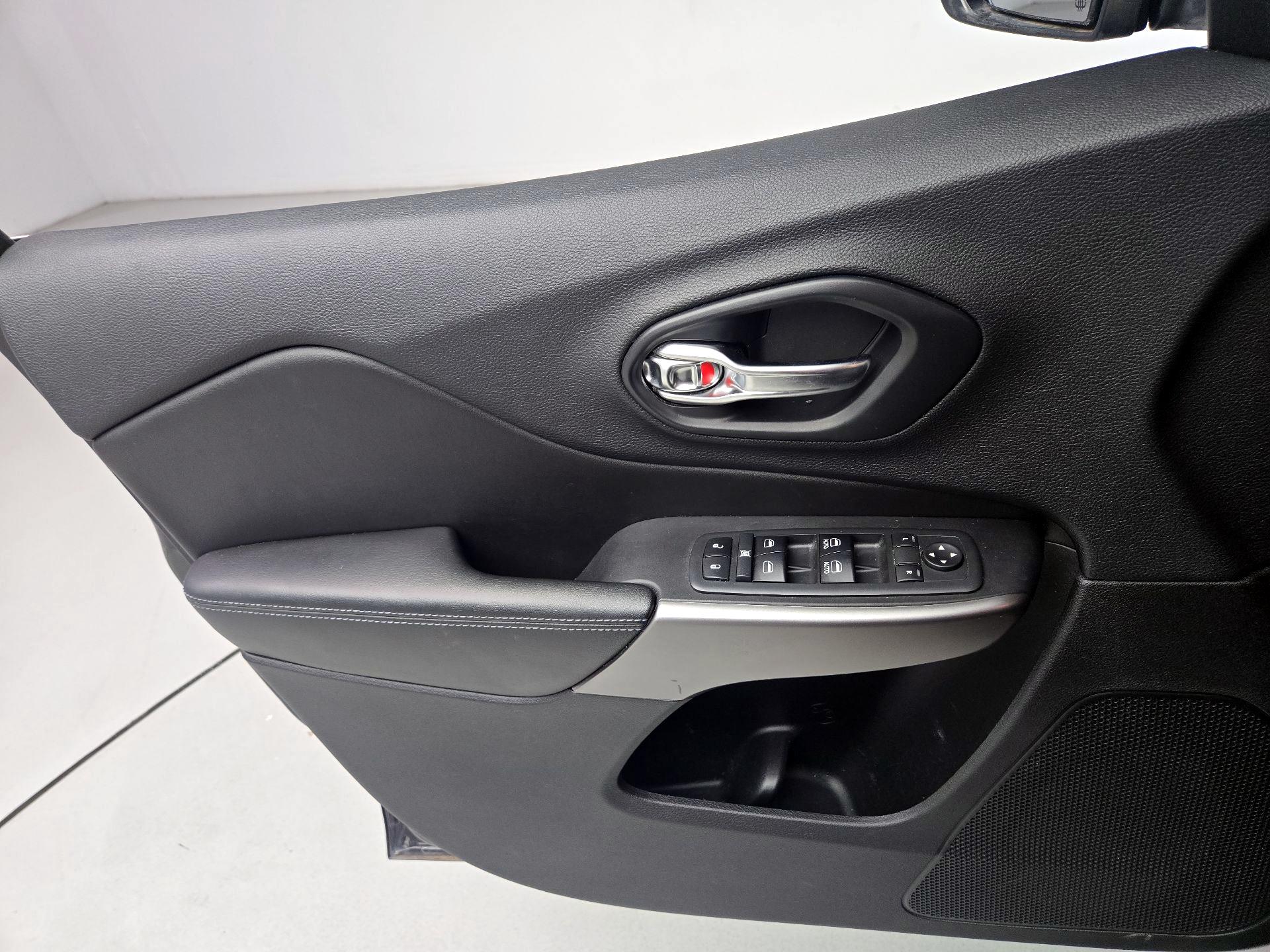 Thumbnail: 2019 Jeep Cherokee - 12