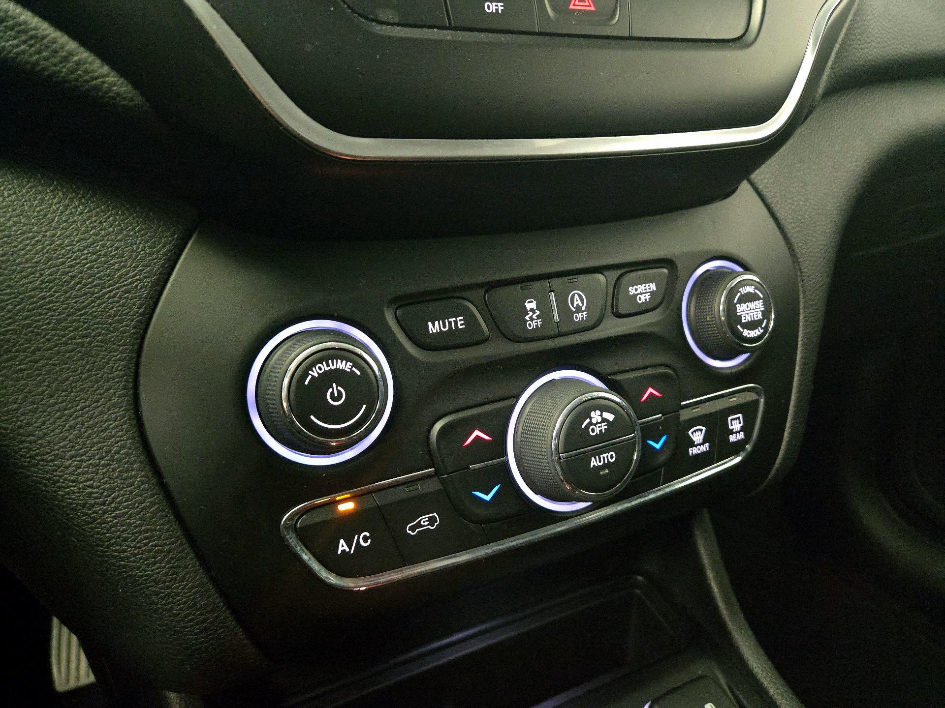 Thumbnail: 2019 Jeep Cherokee - 16