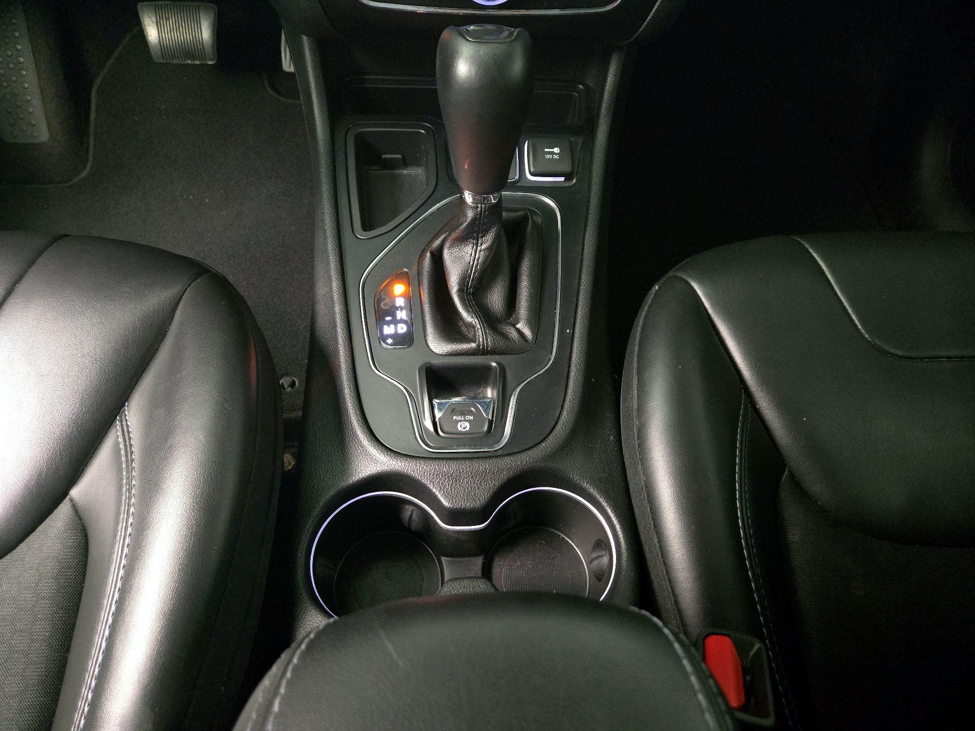 Thumbnail: 2019 Jeep Cherokee - 17