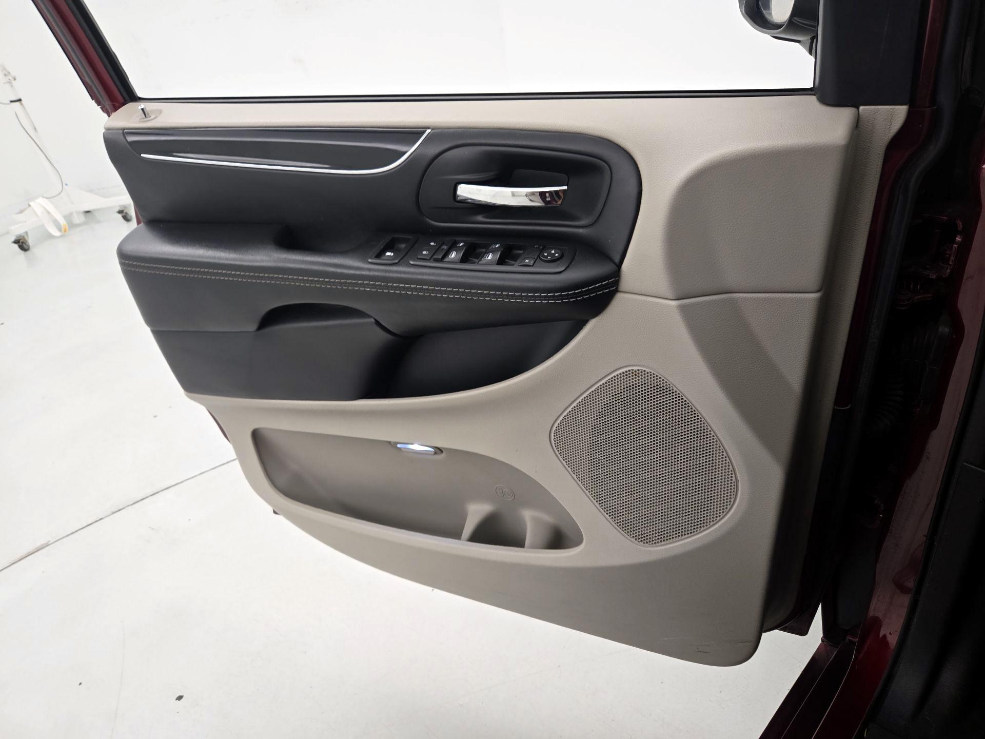 Thumbnail: 2020 Dodge Grand Caravan - 12