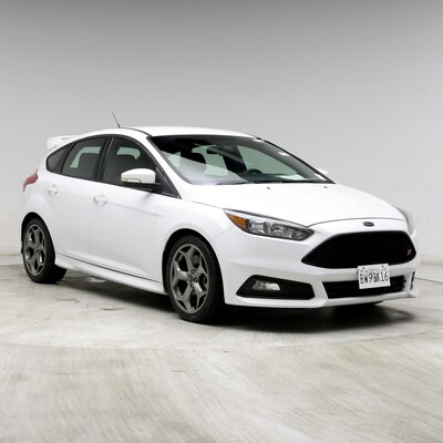 ford focus 2022 hatchback white