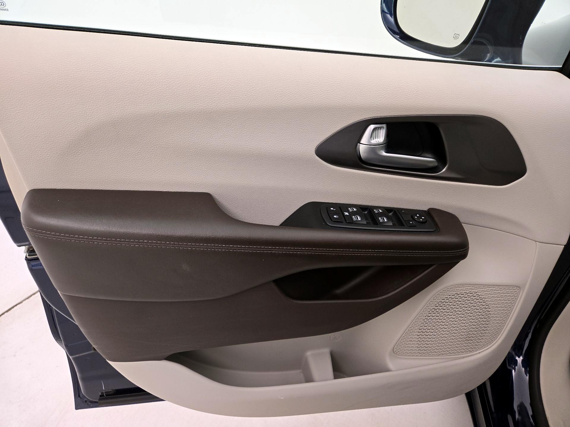 Thumbnail: 2018 Chrysler Pacifica - 12