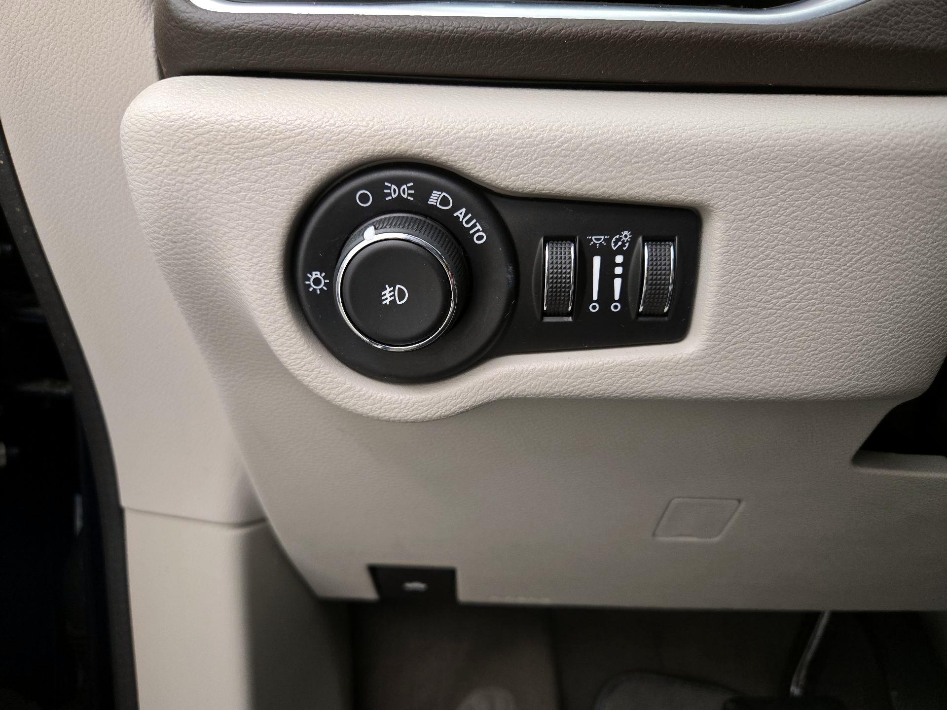 Thumbnail: 2018 Chrysler Pacifica - 13