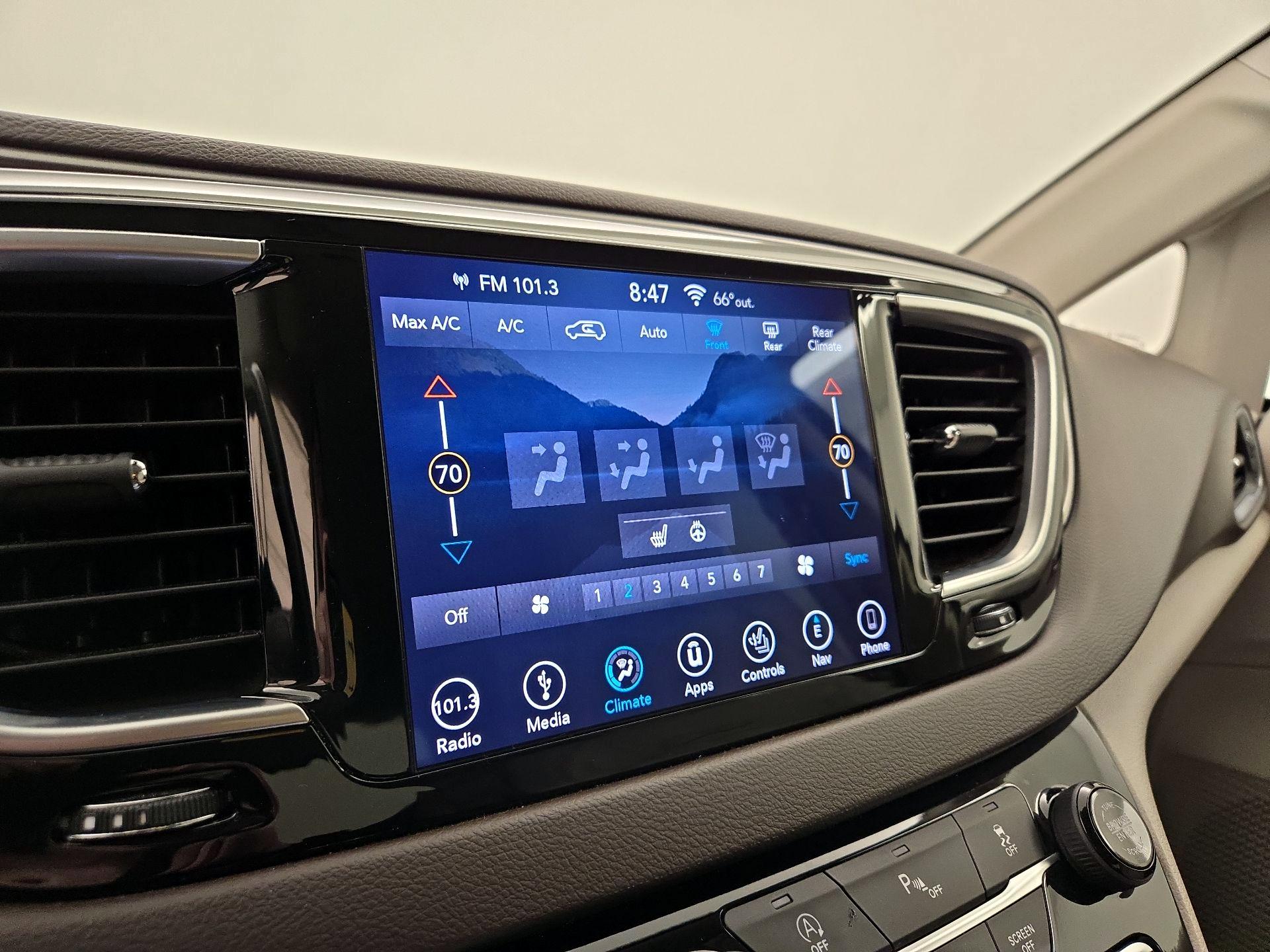 Thumbnail: 2018 Chrysler Pacifica - 17