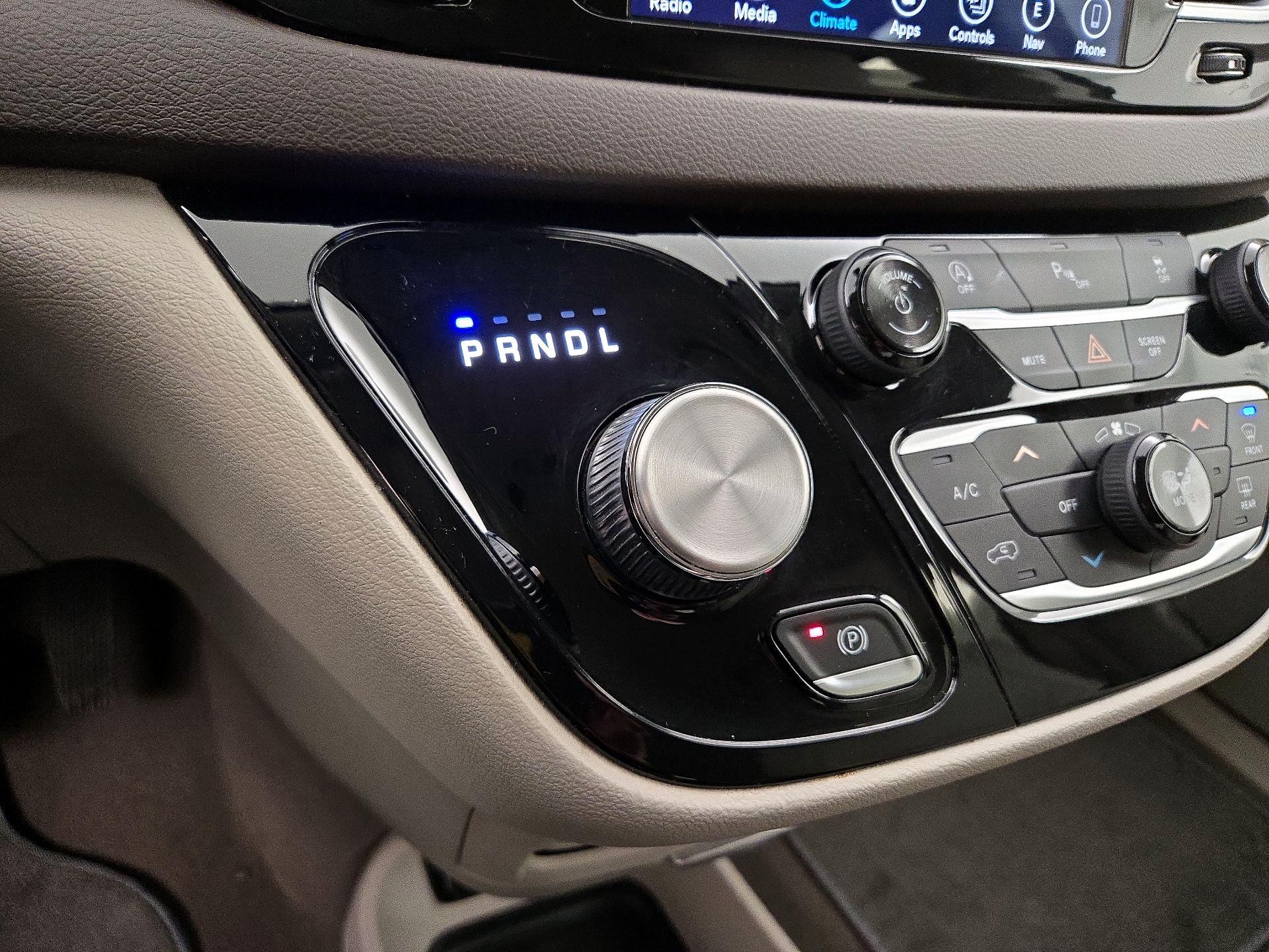 Thumbnail: 2018 Chrysler Pacifica - 18