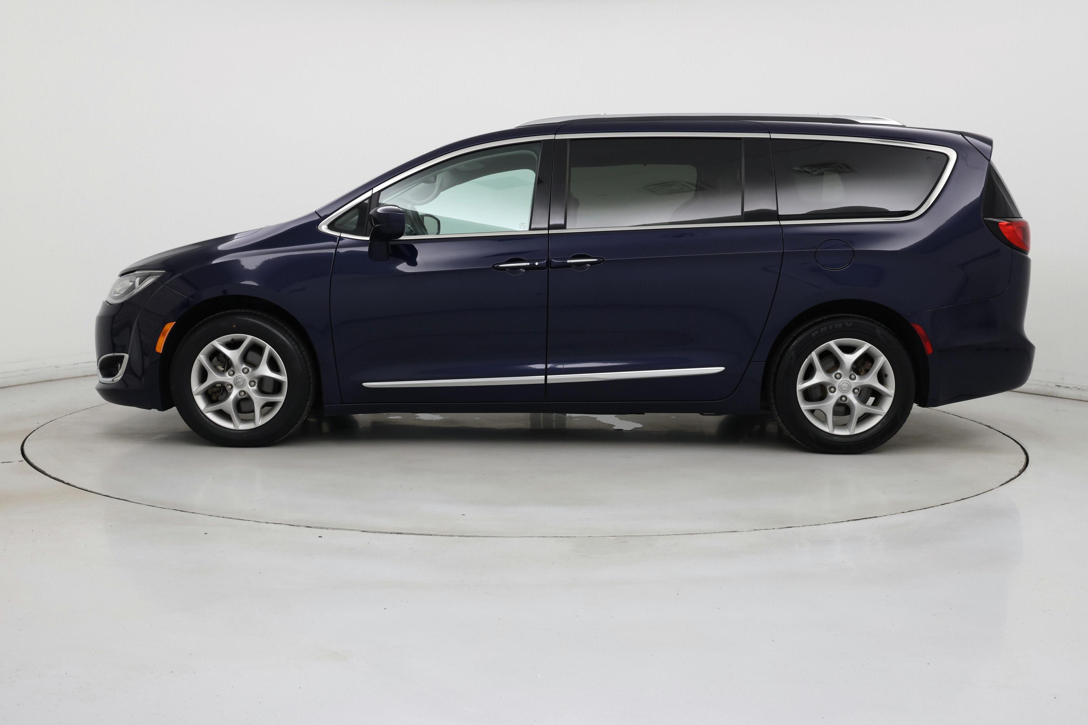 Thumbnail: 2018 Chrysler Pacifica - 3