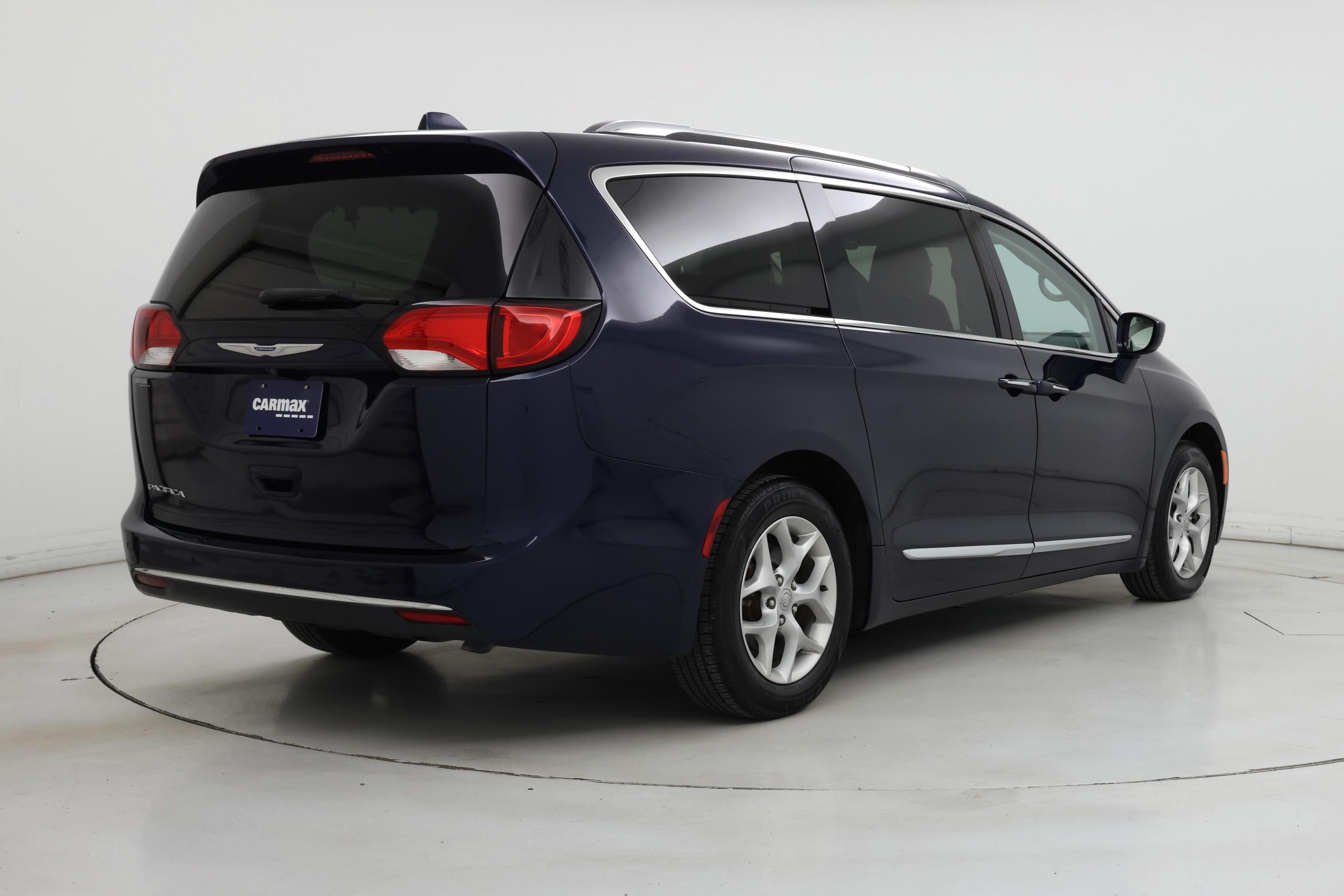 Thumbnail: 2018 Chrysler Pacifica - 8