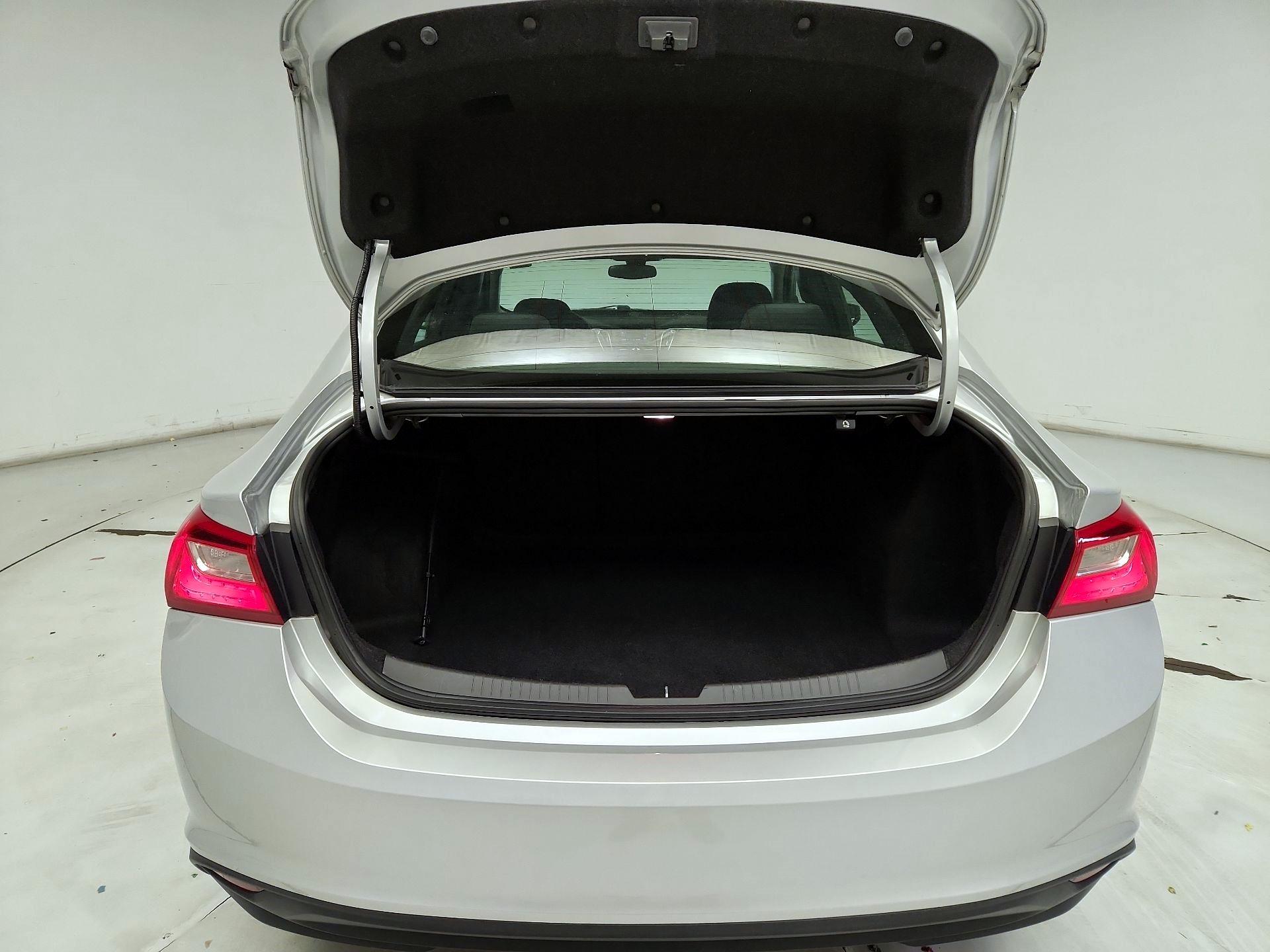 Thumbnail: 2018 Chevrolet Malibu - 20
