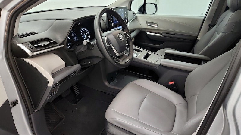 2022 Toyota Sienna XLE 11