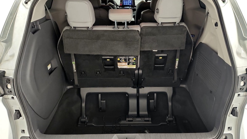 2022 Toyota Sienna XLE 22