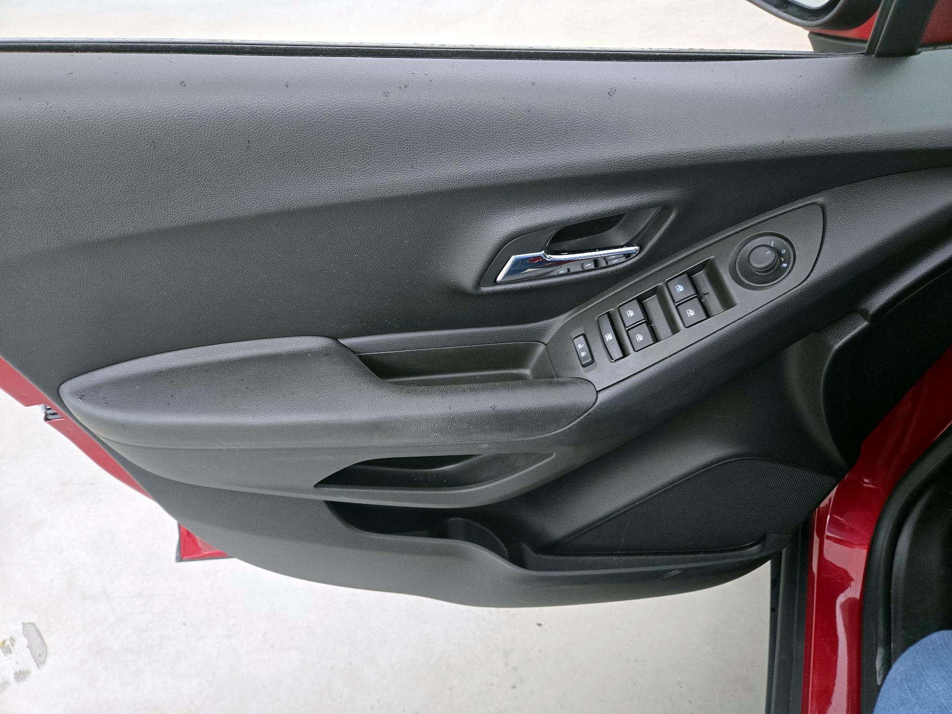 Thumbnail: 2015 Chevrolet Trax - 12