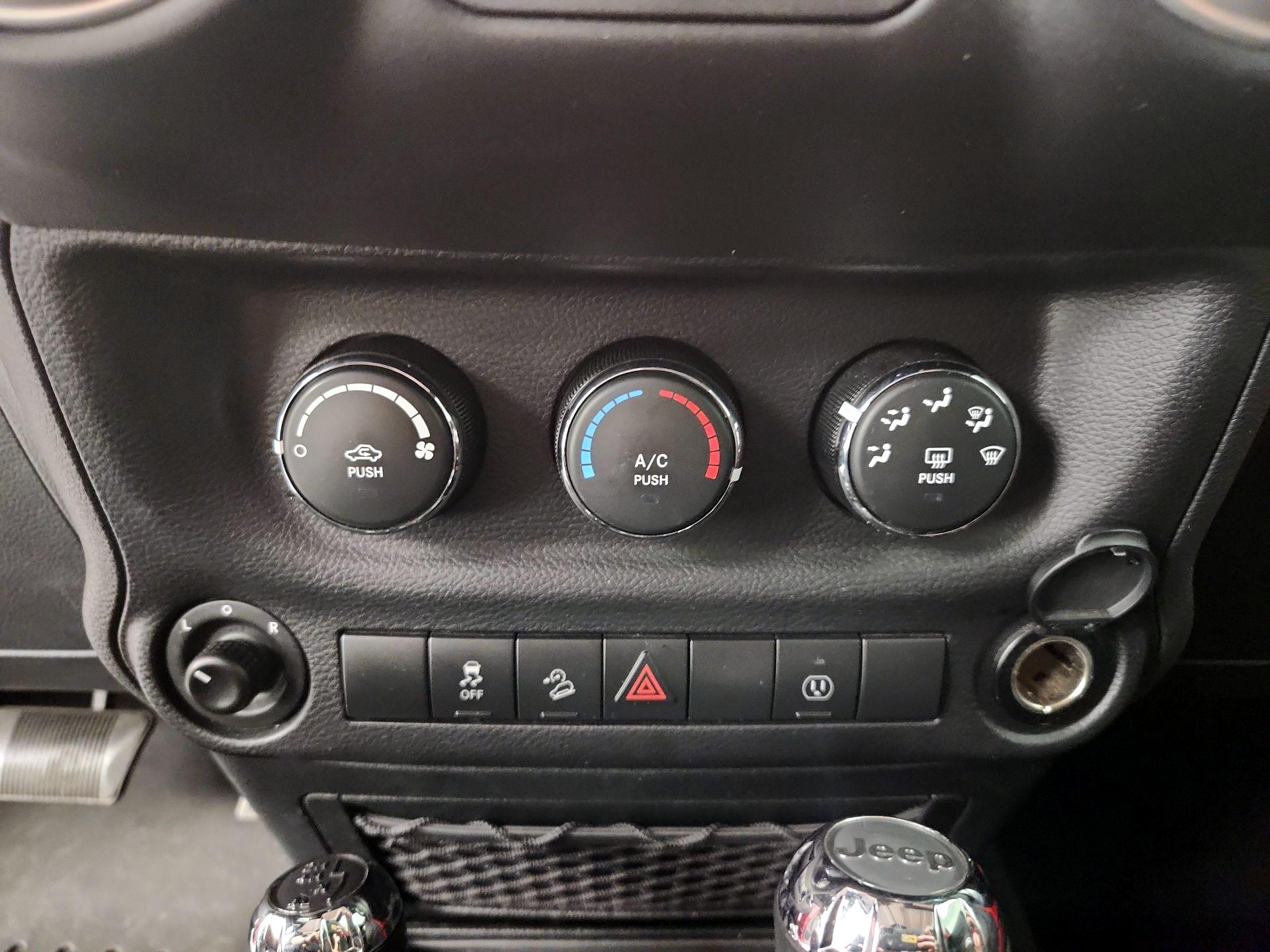 Thumbnail: 2017 Jeep Wrangler - 14