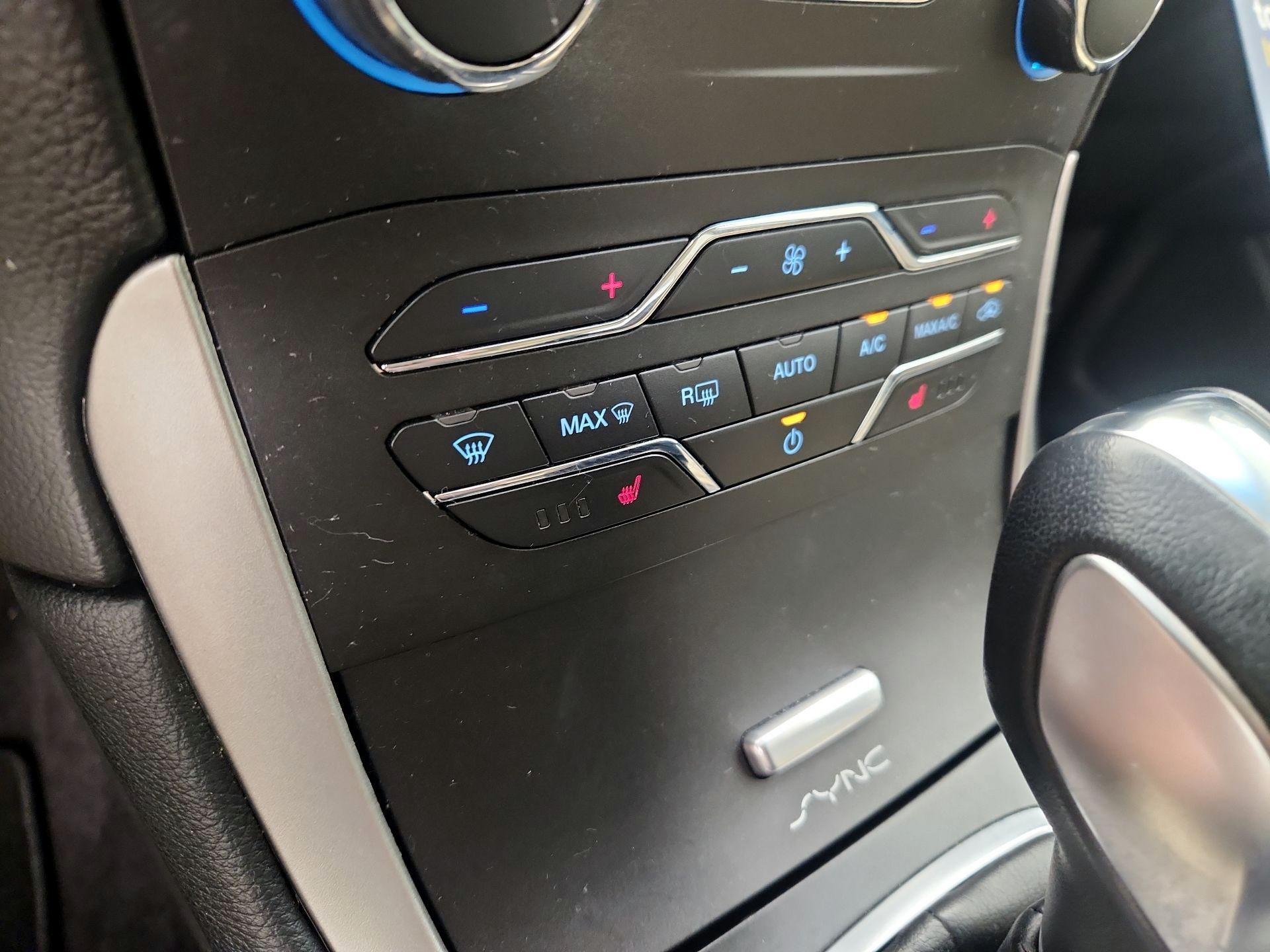 Thumbnail: 2015 Ford Edge - 16