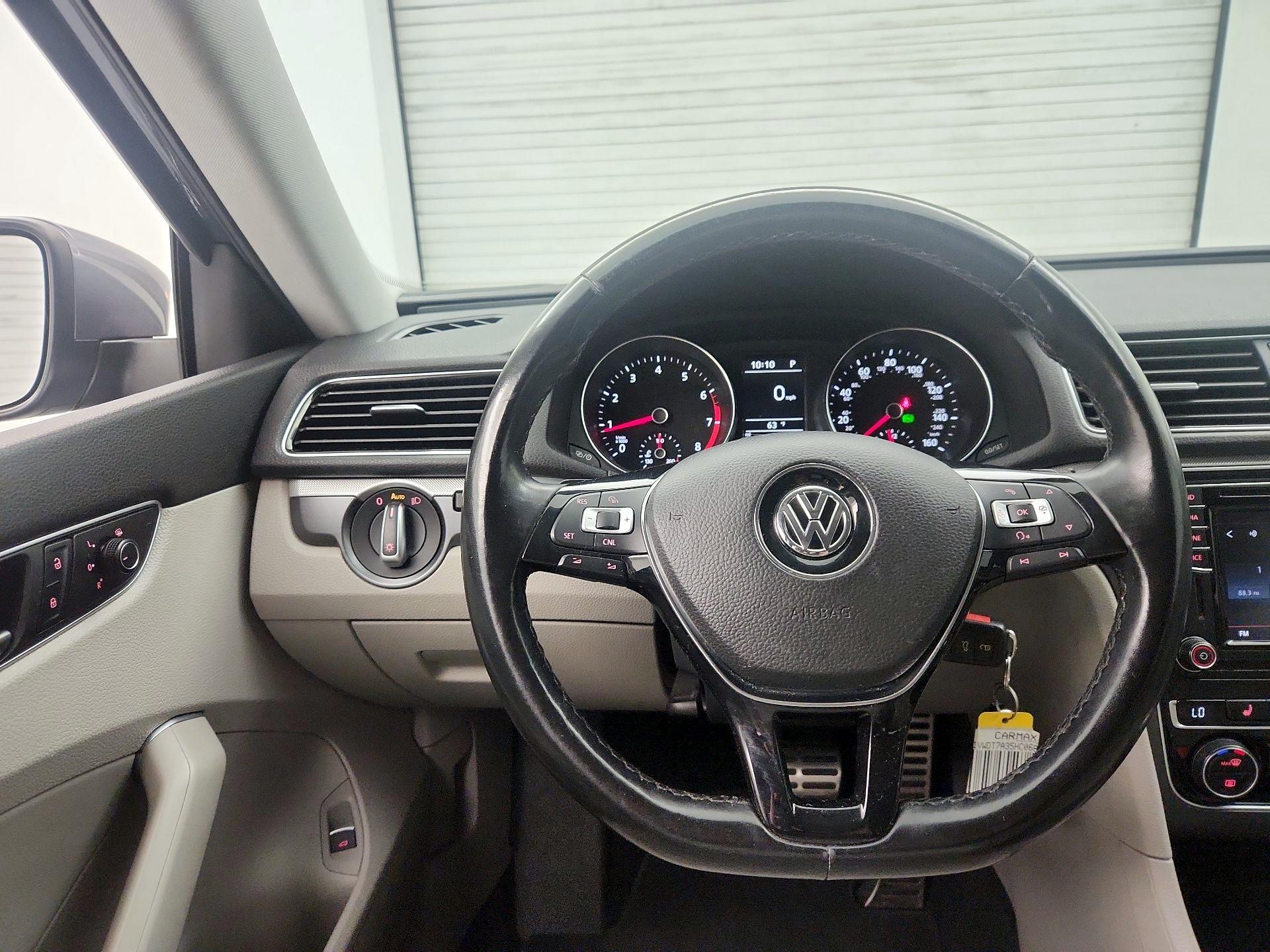 Thumbnail: 2017 Volkswagen Passat - 10