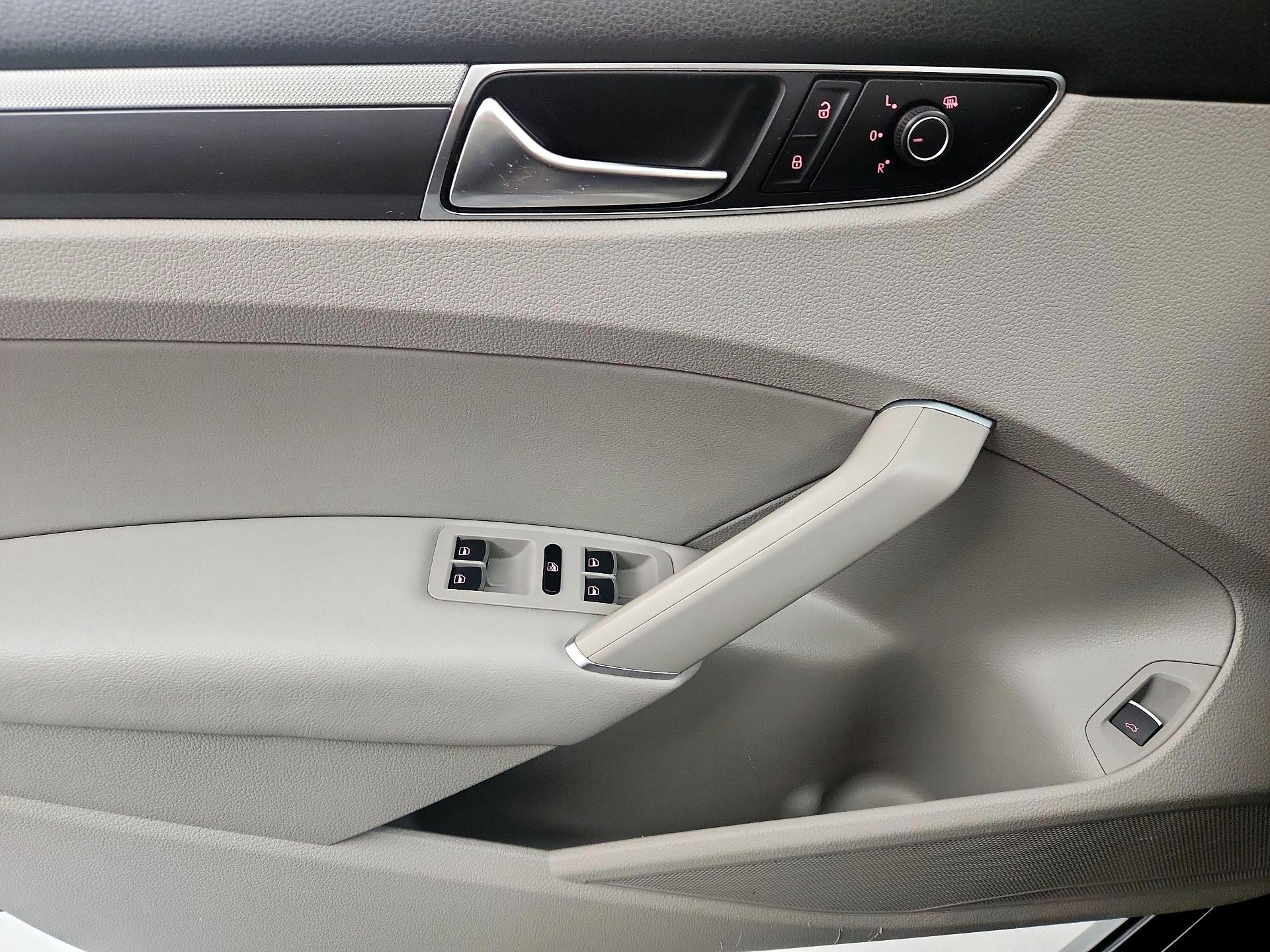 Thumbnail: 2017 Volkswagen Passat - 12