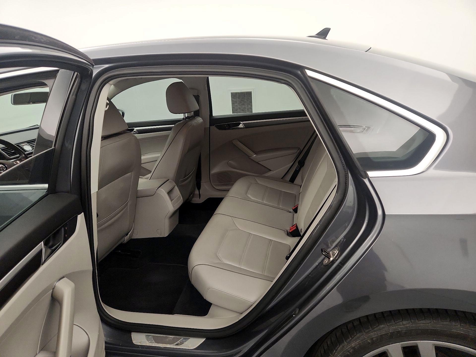 Thumbnail: 2017 Volkswagen Passat - 19